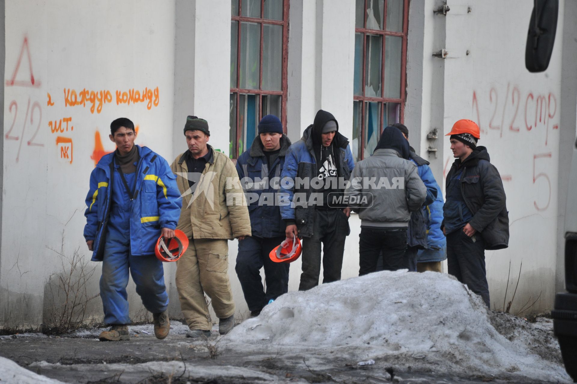 Гастарбайтеры на городской улице.