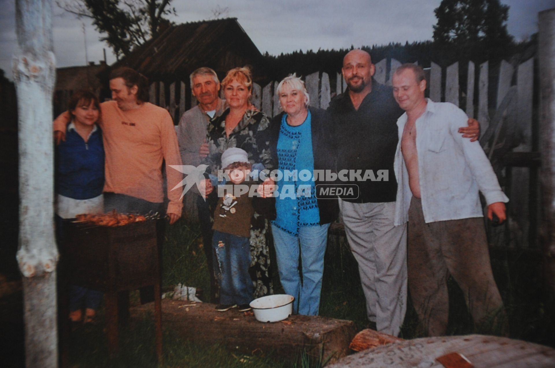 Полиция задержала в Рязанской области тенора ГАБТа Сергея Гайдея. Певец скрылся с деньгами, собранными на организацию дачного кооператива. Он в течение 3-х лет жил в деревне Плишкино и работал автослесарем. На снимке: на фотографии оперный певец Сергей Гайдей (второй справа).