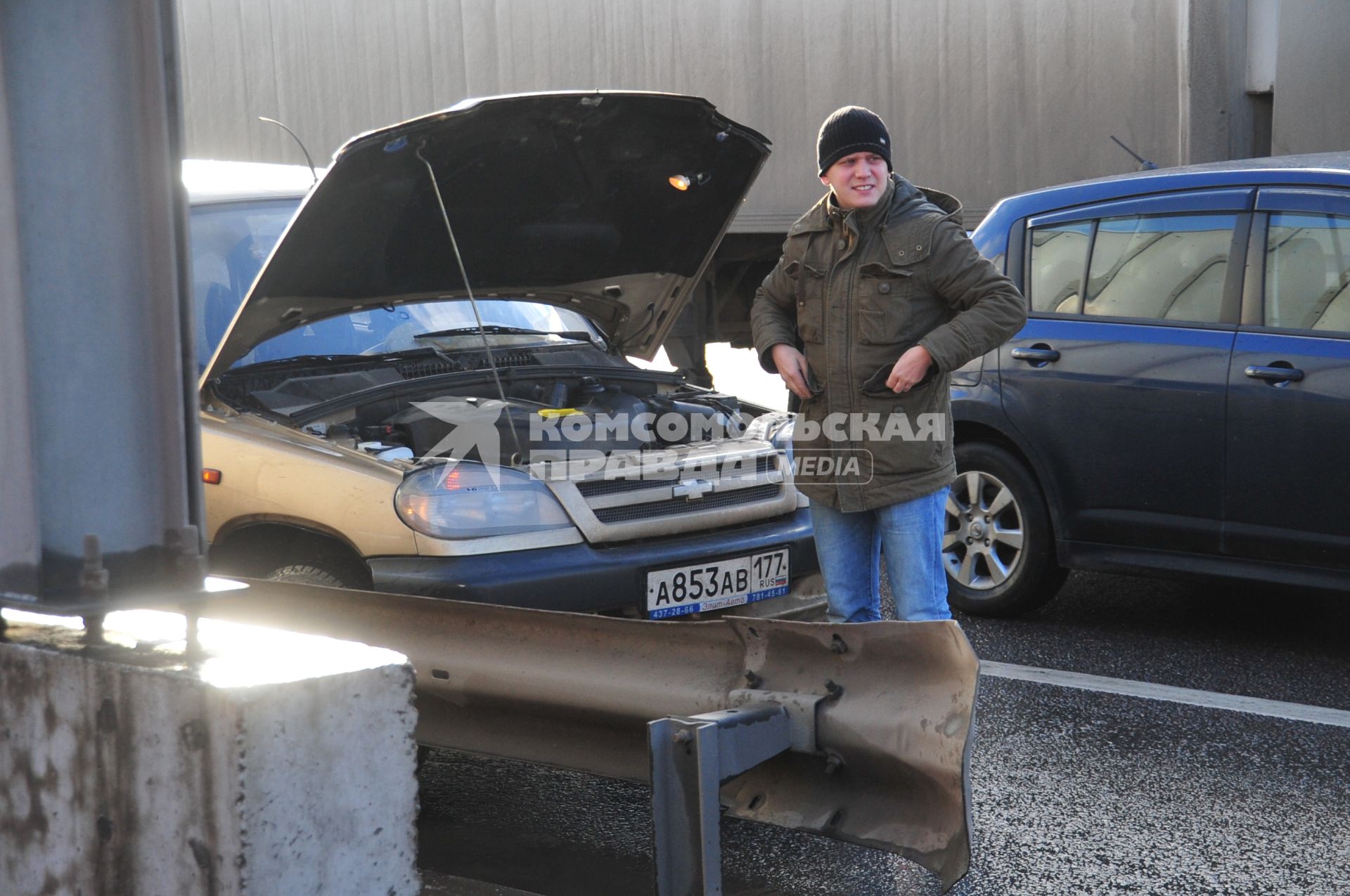 Автомобиль на аварийке в ожидании эвакуатора.