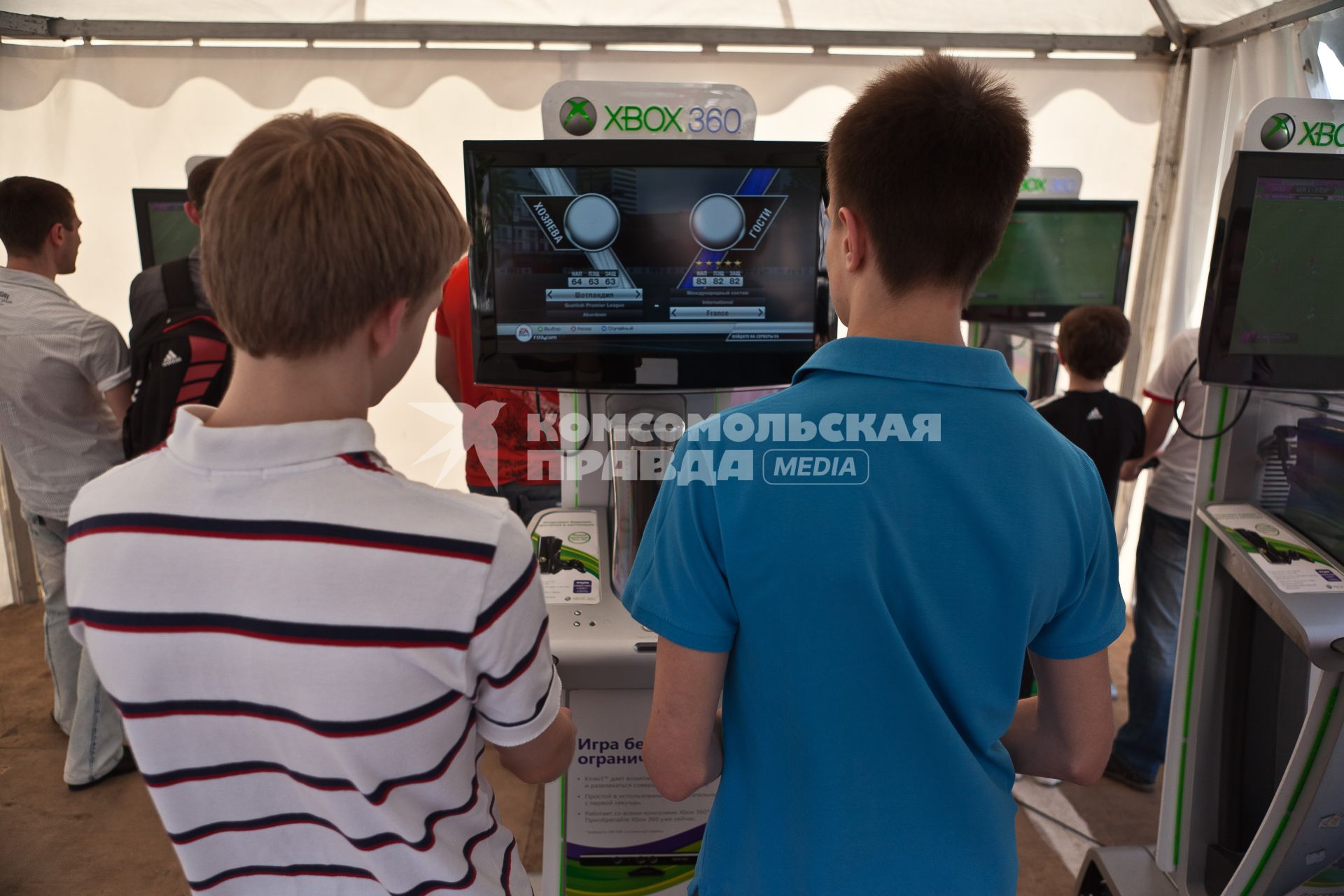 ЦПКиО им. Горького. На снимке: мальчики играют в компьютерный футбол.