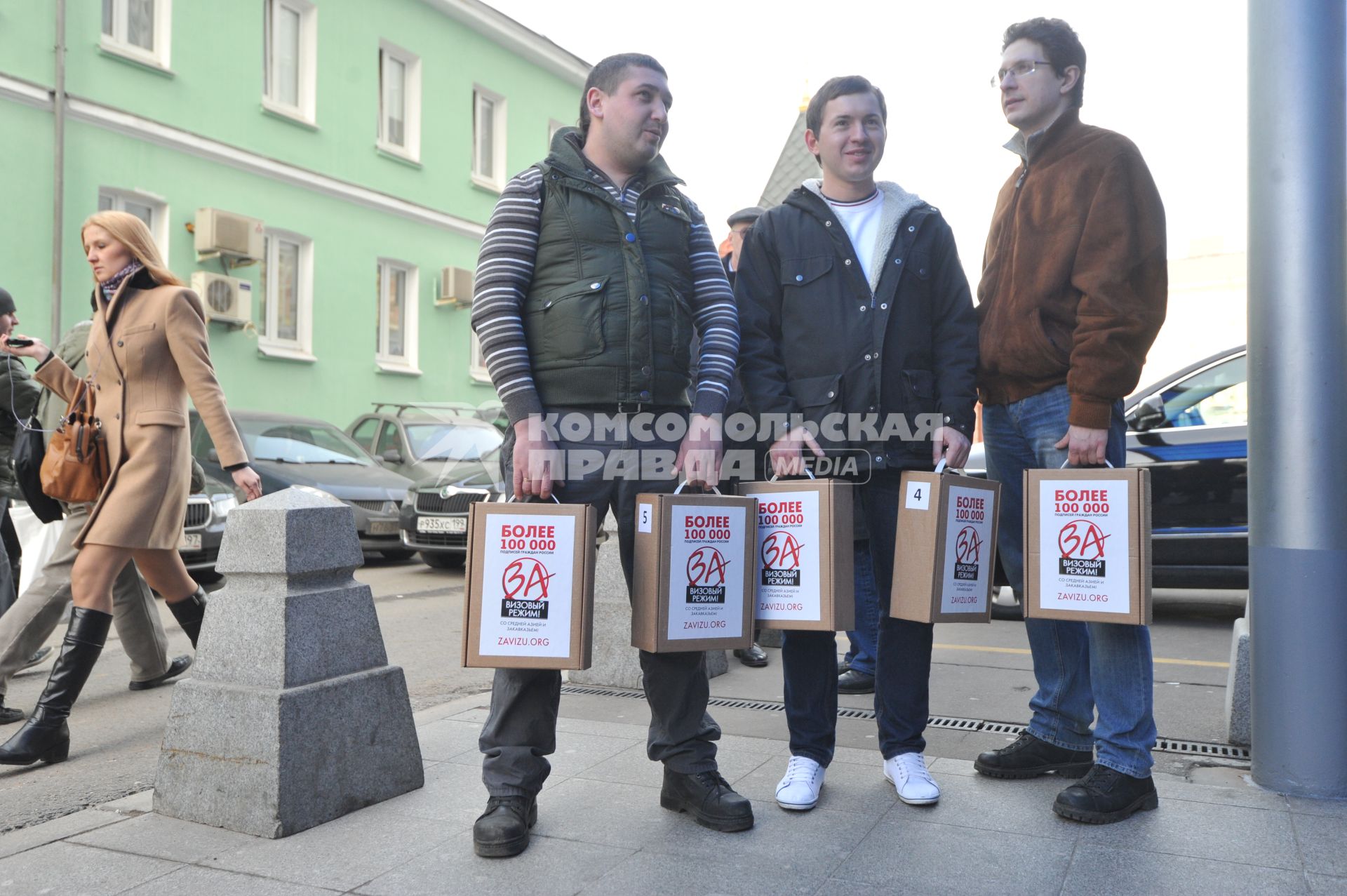 Общенациональная гражданская кампания политической партии `Новая сила``Стоп миграция. За визовый режим`. Представители  партии (на снимке)  передали в Государственную думу РФ более 100 тысяч подписей за введение визового режима со странами Средней Азии и Закавказья.