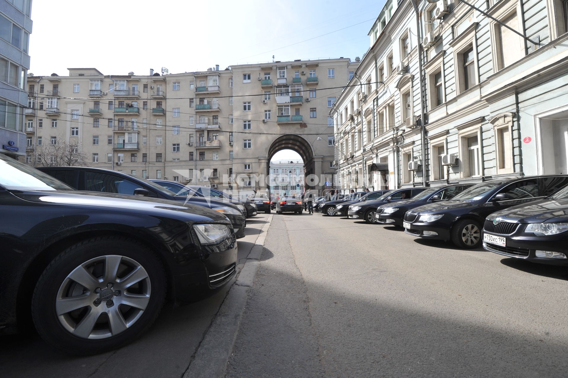 Припаркованные автомобили депутатов Государственной думы РФ (ГД)  у здания ГД в Георгиевском переулке.