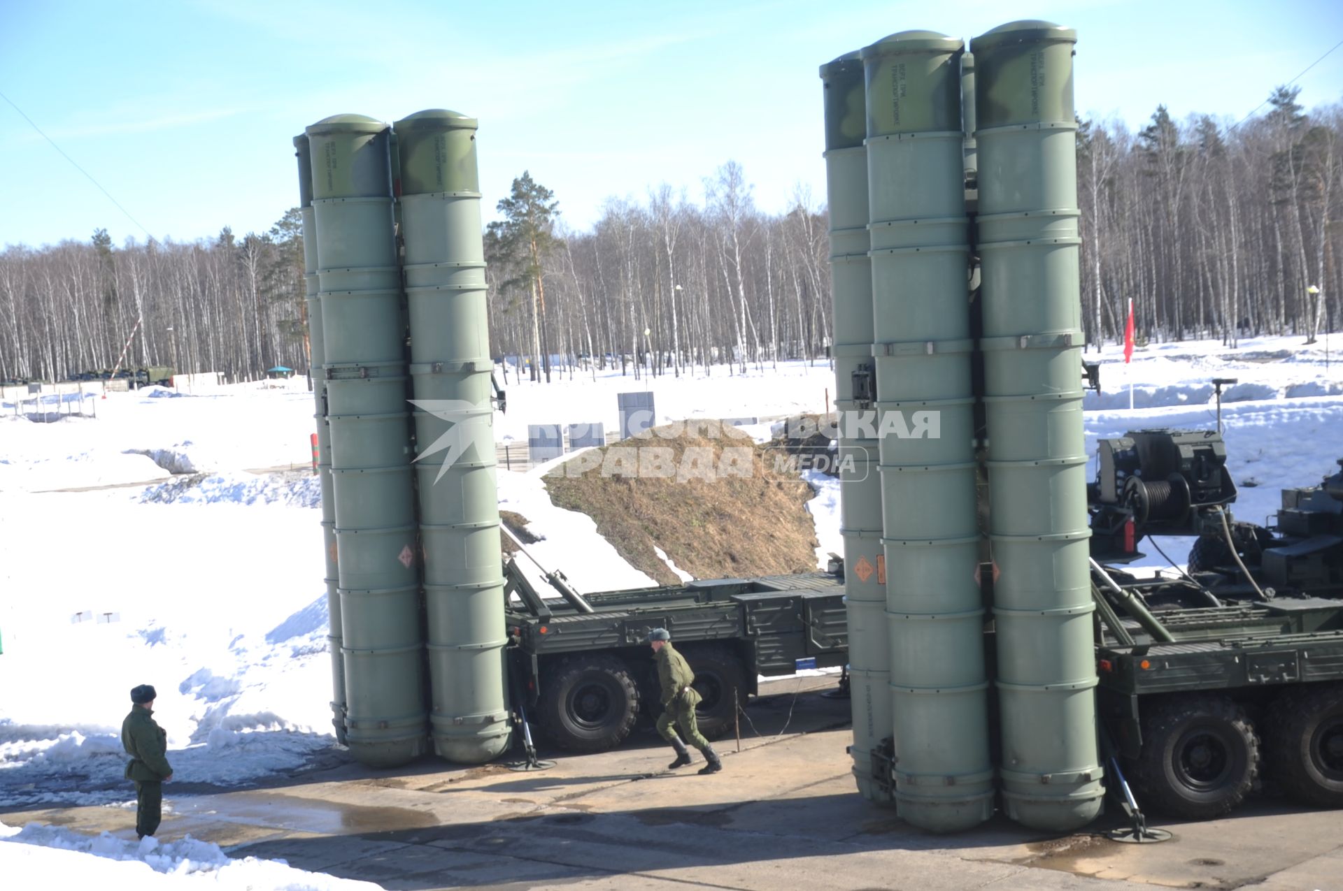 Воинская часть ПВО и воздушно-космической обороны. На снимке: зенитная ракетная система большой и средней дальности, зенитный ракетный комплекс (ЗРК) нового поколения `Триумф С-400`.