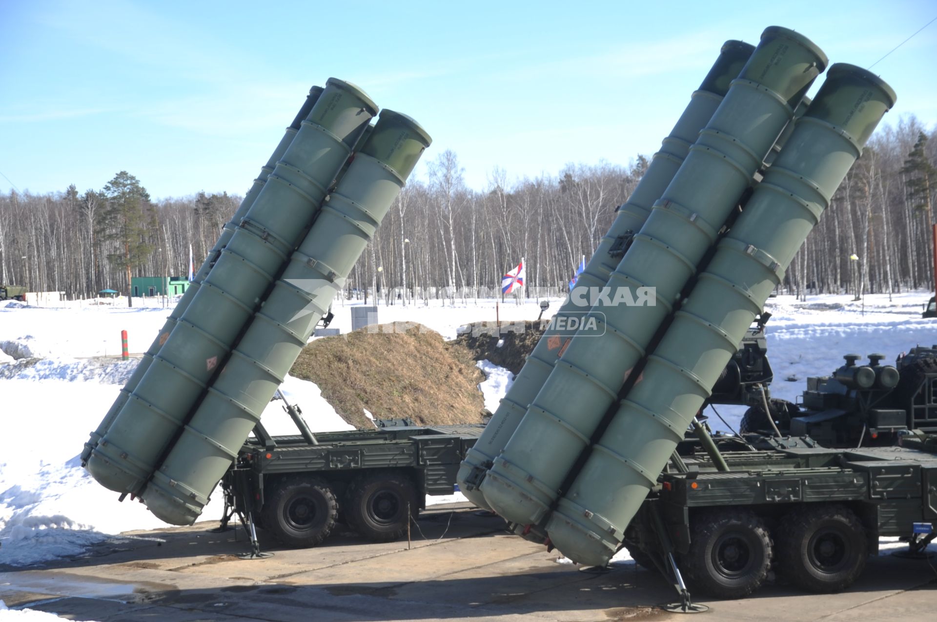 Воинская часть ПВО и воздушно-космической обороны. На снимке: зенитная ракетная система большой и средней дальности, зенитный ракетный комплекс (ЗРК) нового поколения `Триумф С-400`.