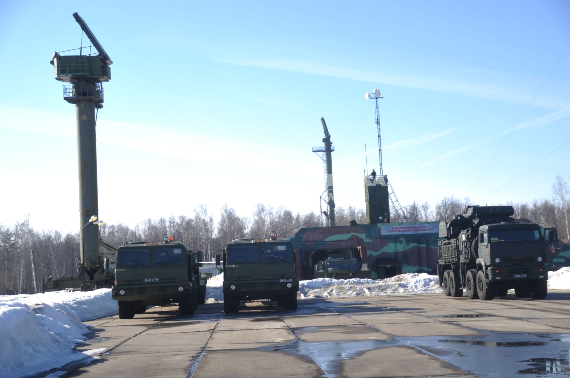 Воинская часть ПВО и воздушно-космической обороны. На снимке: самоходный зенитный ракетно-пушечный комплекс (ЗРПК) `Панцирь-С1`.