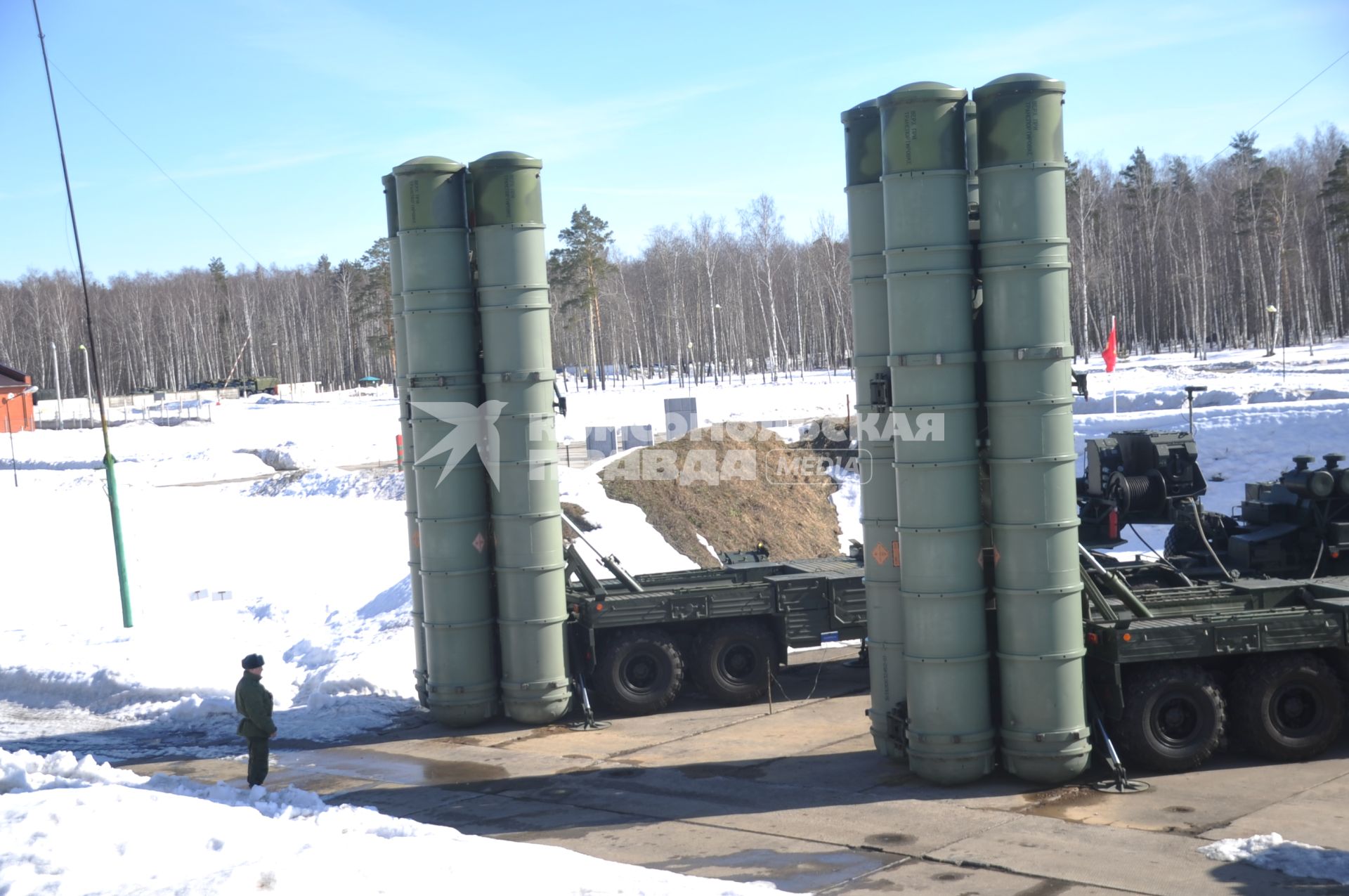 Воинская часть ПВО и воздушно-космической обороны. На снимке: зенитная ракетная система большой и средней дальности, зенитный ракетный комплекс (ЗРК) нового поколения `Триумф С-400`.