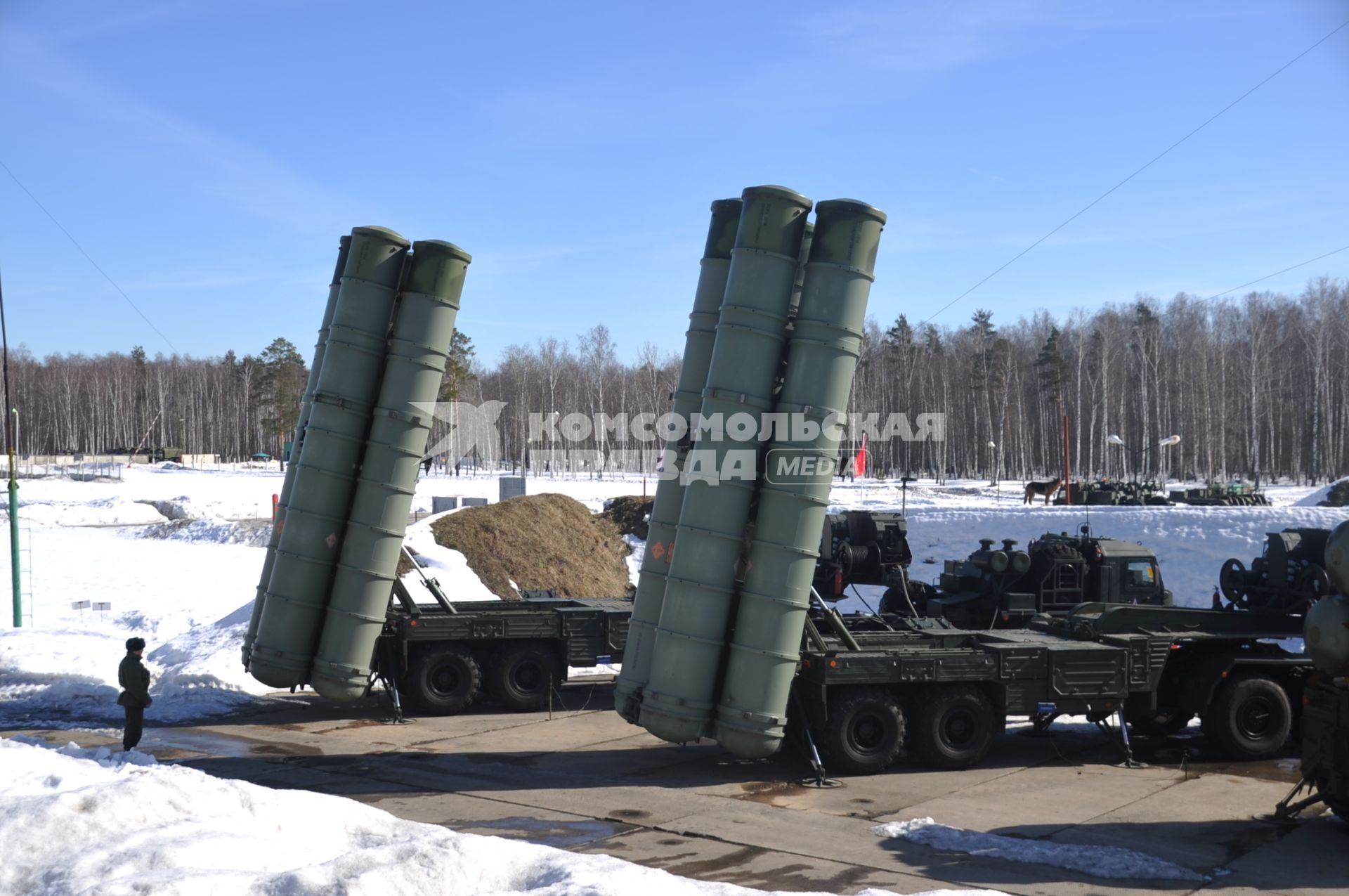 Воинская часть ПВО и воздушно-космической обороны. На снимке: зенитная ракетная система большой и средней дальности, зенитный ракетный комплекс (ЗРК) нового поколения `Триумф С-400`.