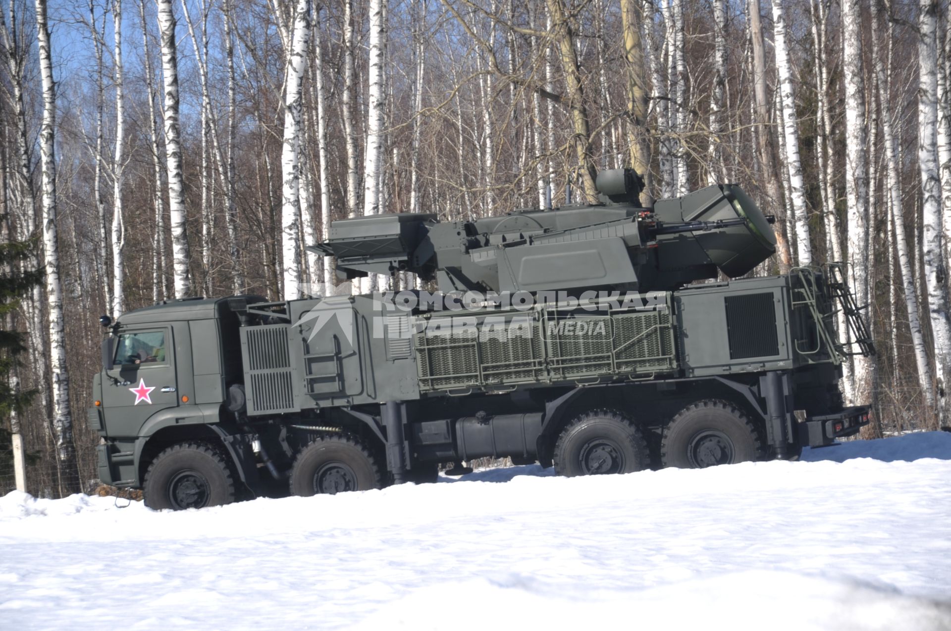 Воинская часть ПВО и воздушно-космической обороны. На снимке: самоходный зенитный ракетно-пушечный комплекс (ЗРПК) `Панцирь-С1`.