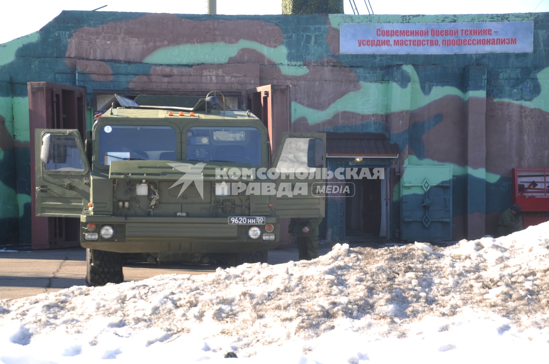 Воинская часть ПВО и воздушно-космической обороны. На снимке: самоходный зенитный ракетно-пушечный комплекс (ЗРПК) `Панцирь-С1`.