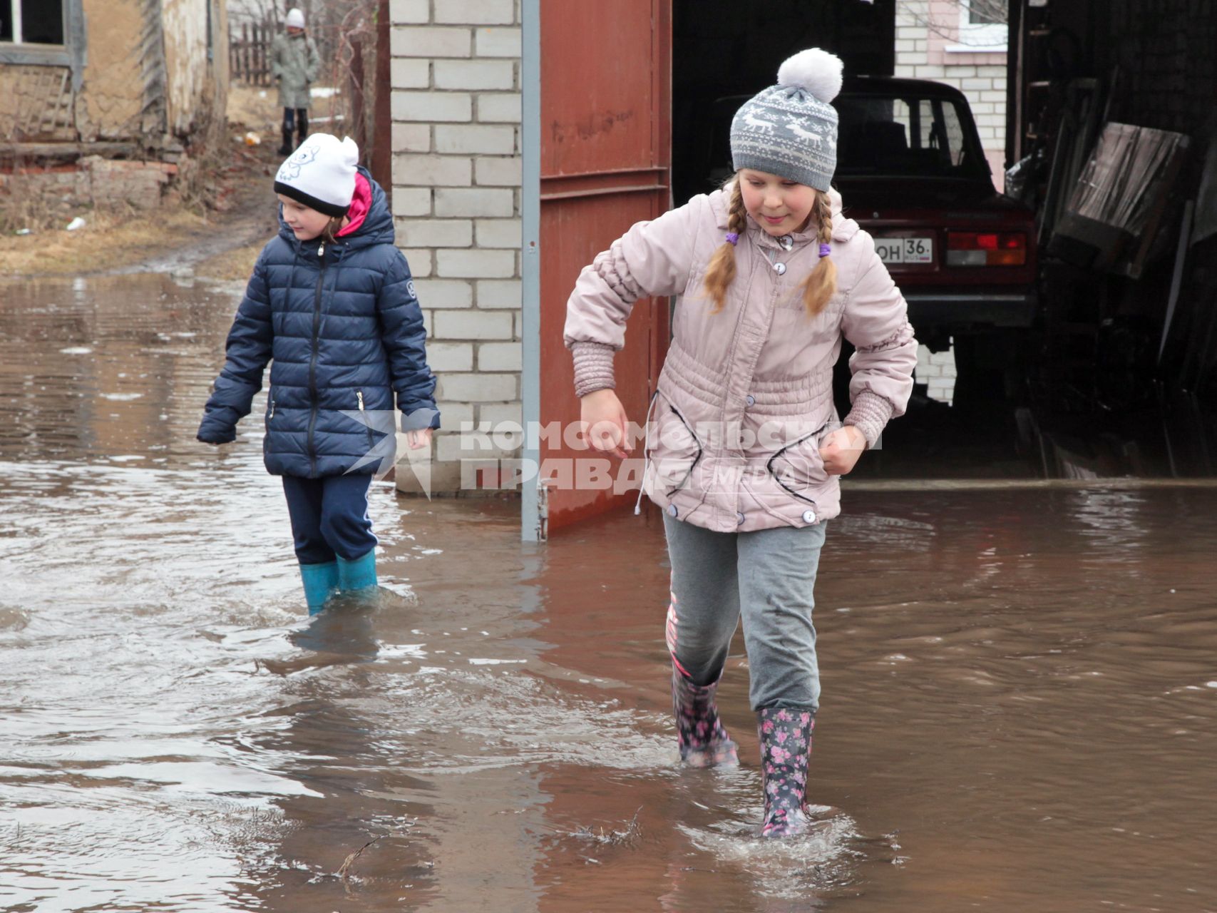 Дети на затопленной улице села.