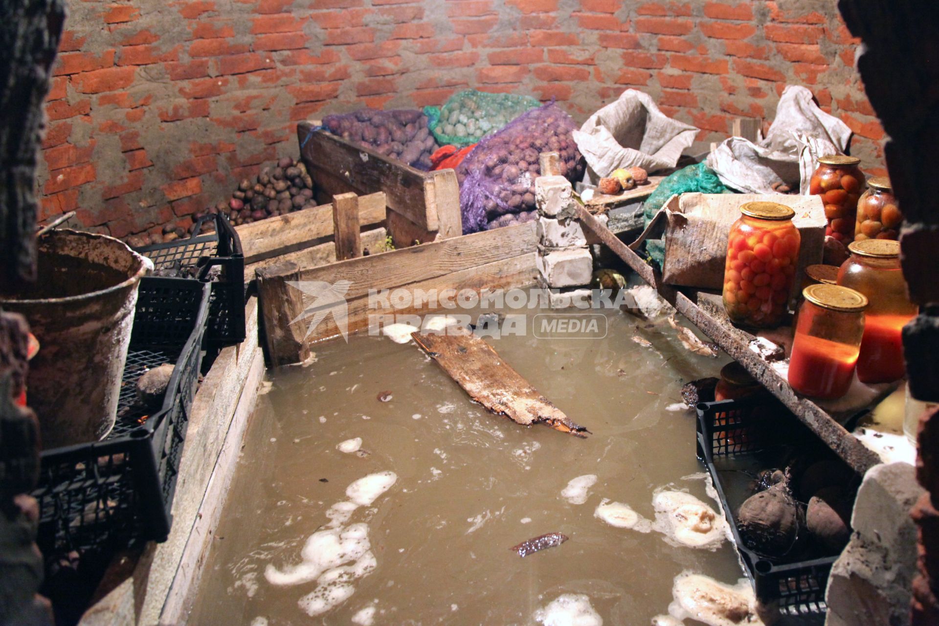Затопленный подвал с припасами одного из жителей села.