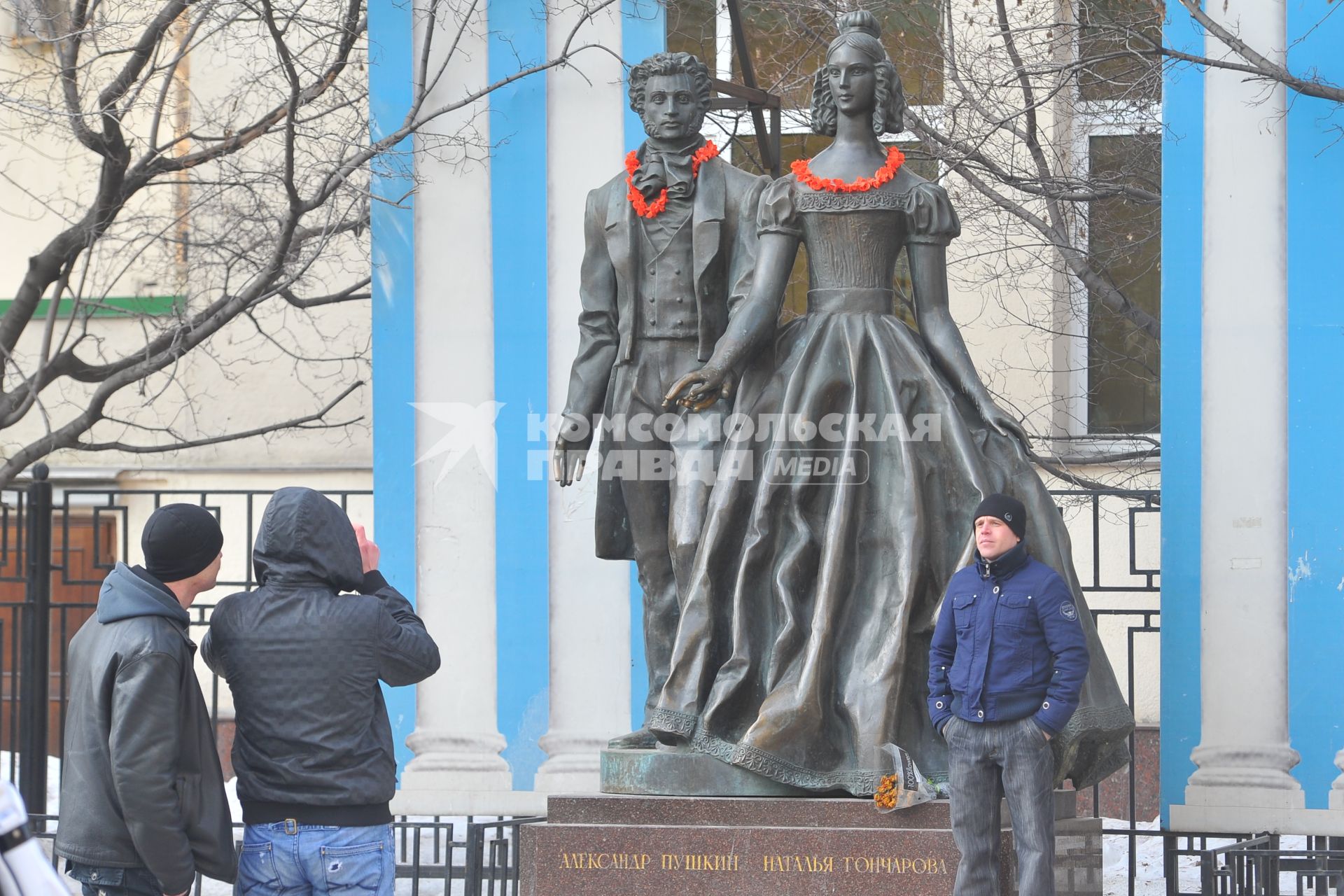 Арбат. Памятник Александру Пушкину и Наталье Гончаровой.