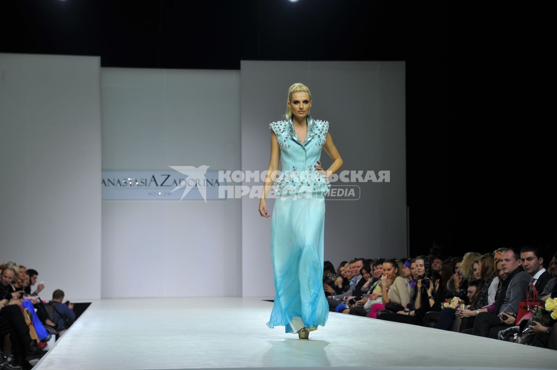 Гостиный двор. Неделя моды в Москве `Volvo Fashion Week Moscow`. Показ коллекции АnastasiAZadorina. На снимке: участница группы `Фабрика` Александра Савельева.