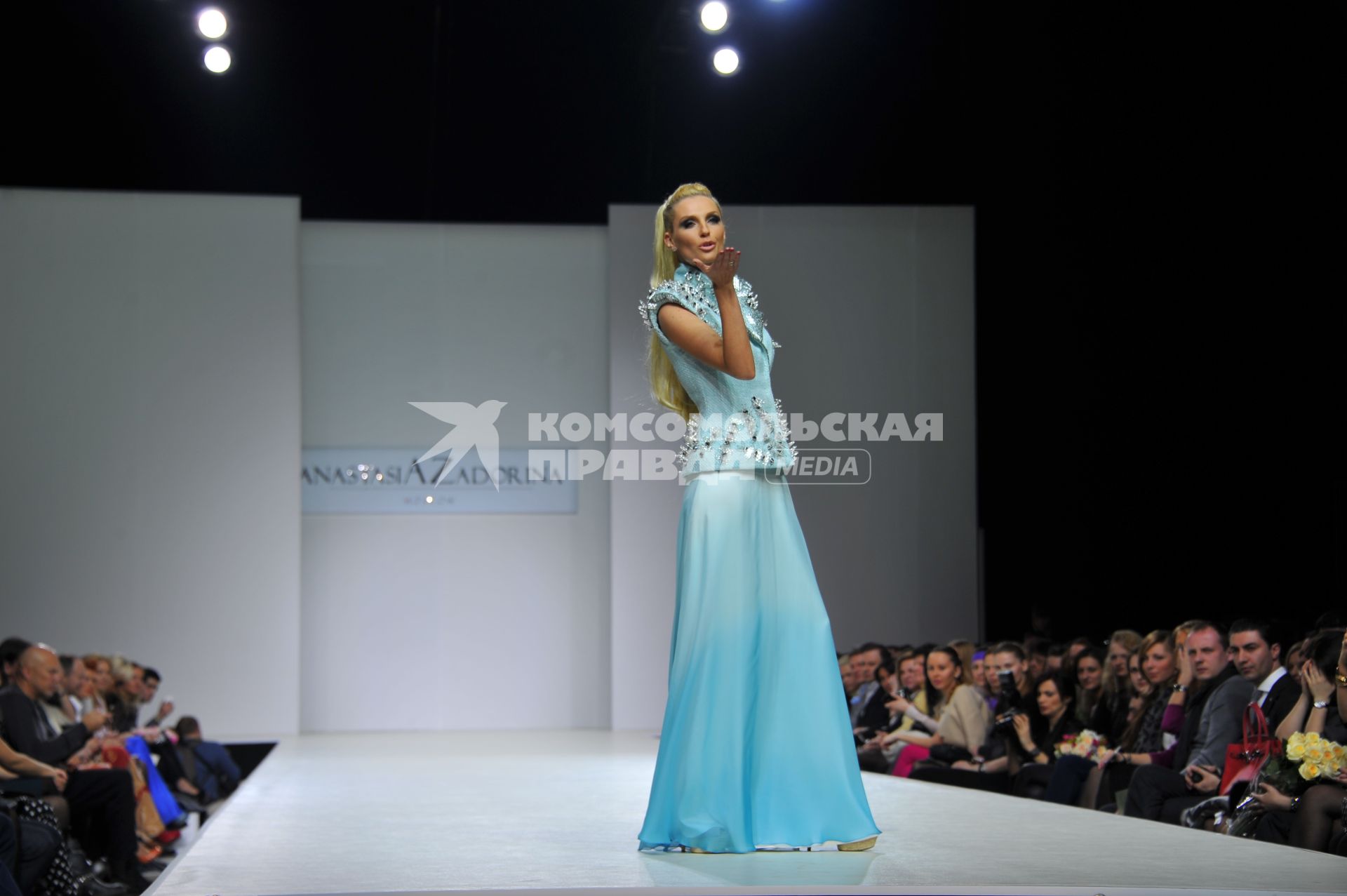 Гостиный двор. Неделя моды в Москве `Volvo Fashion Week Moscow`. Показ коллекции АnastasiAZadorina. На снимке: участница группы `Фабрика` Александра Савельева.