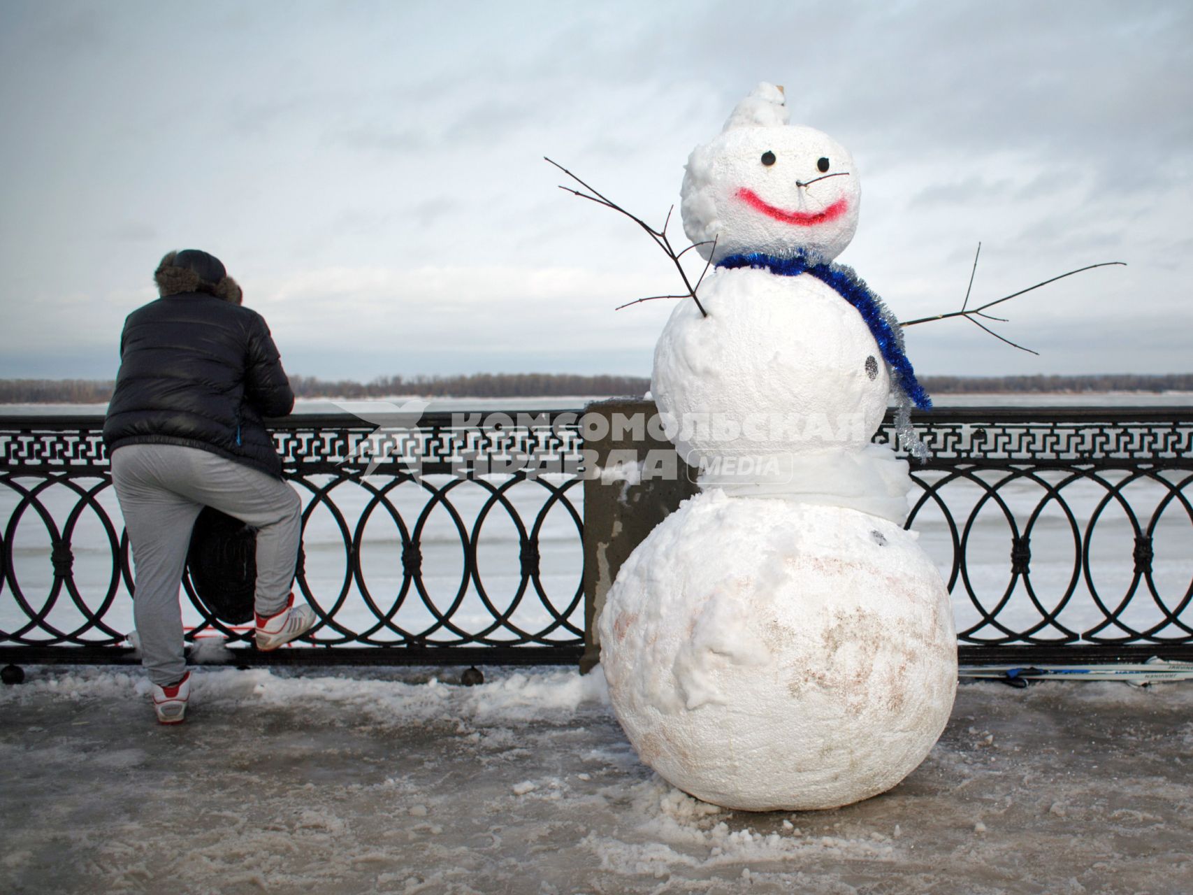 Съемки фильма `Елки-3`. На снимке: снеговик на набережной.