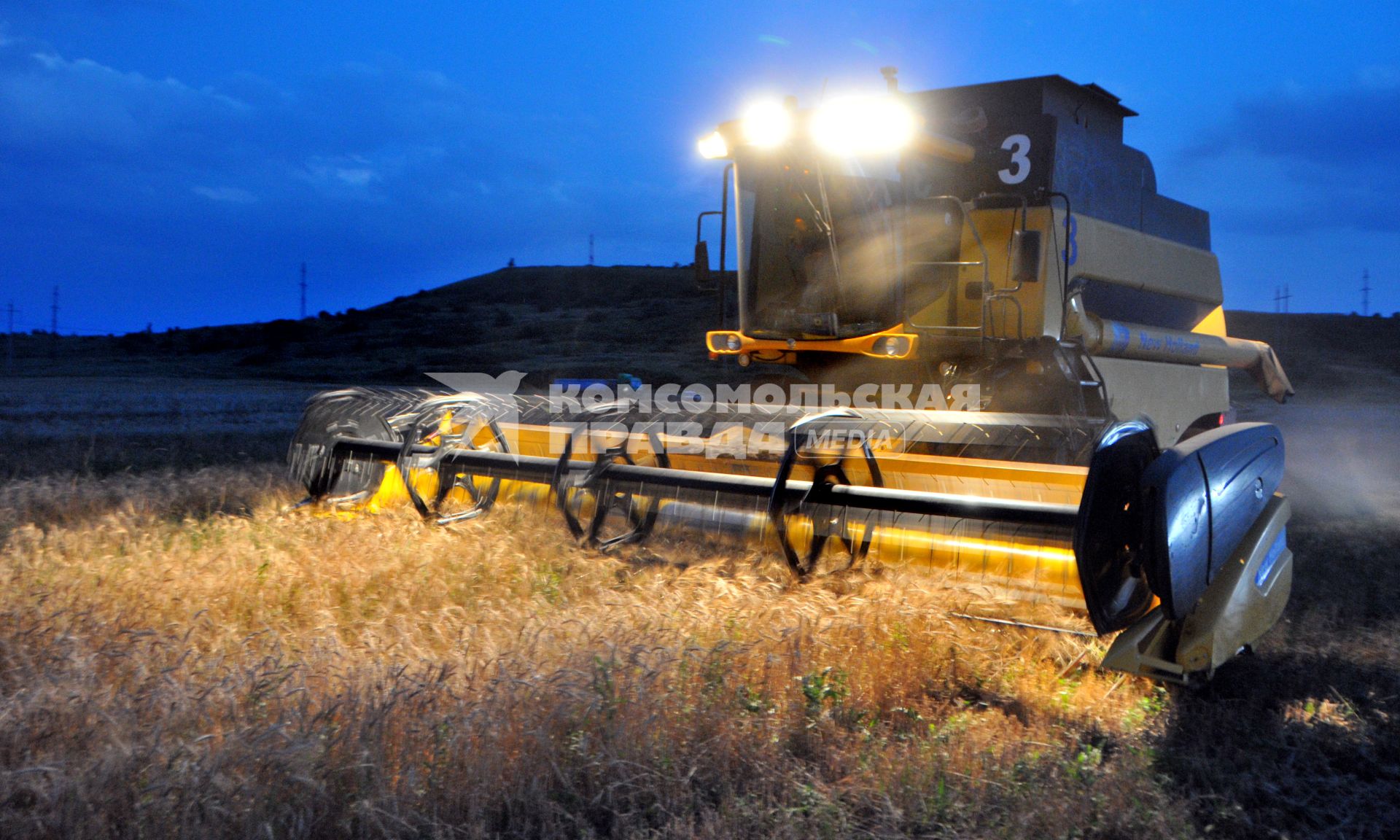 Уборка урожая. Зерноуборочный комбайн `New Holland CS 6090`.