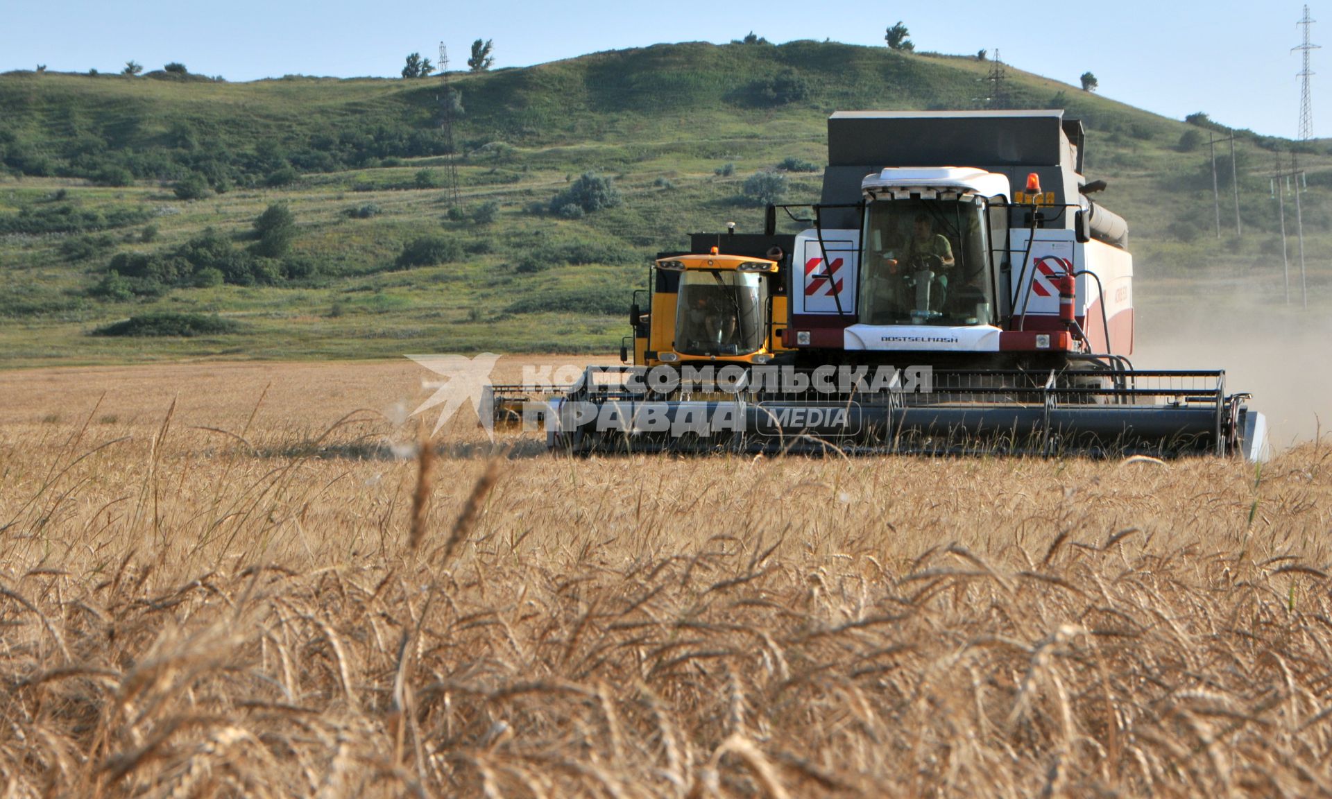 Уборка урожая. Зерноуборочный комбайн `ACROS 530` (на переднем плане) и зерноуборочный комбайн `New Holland CS 6090`.