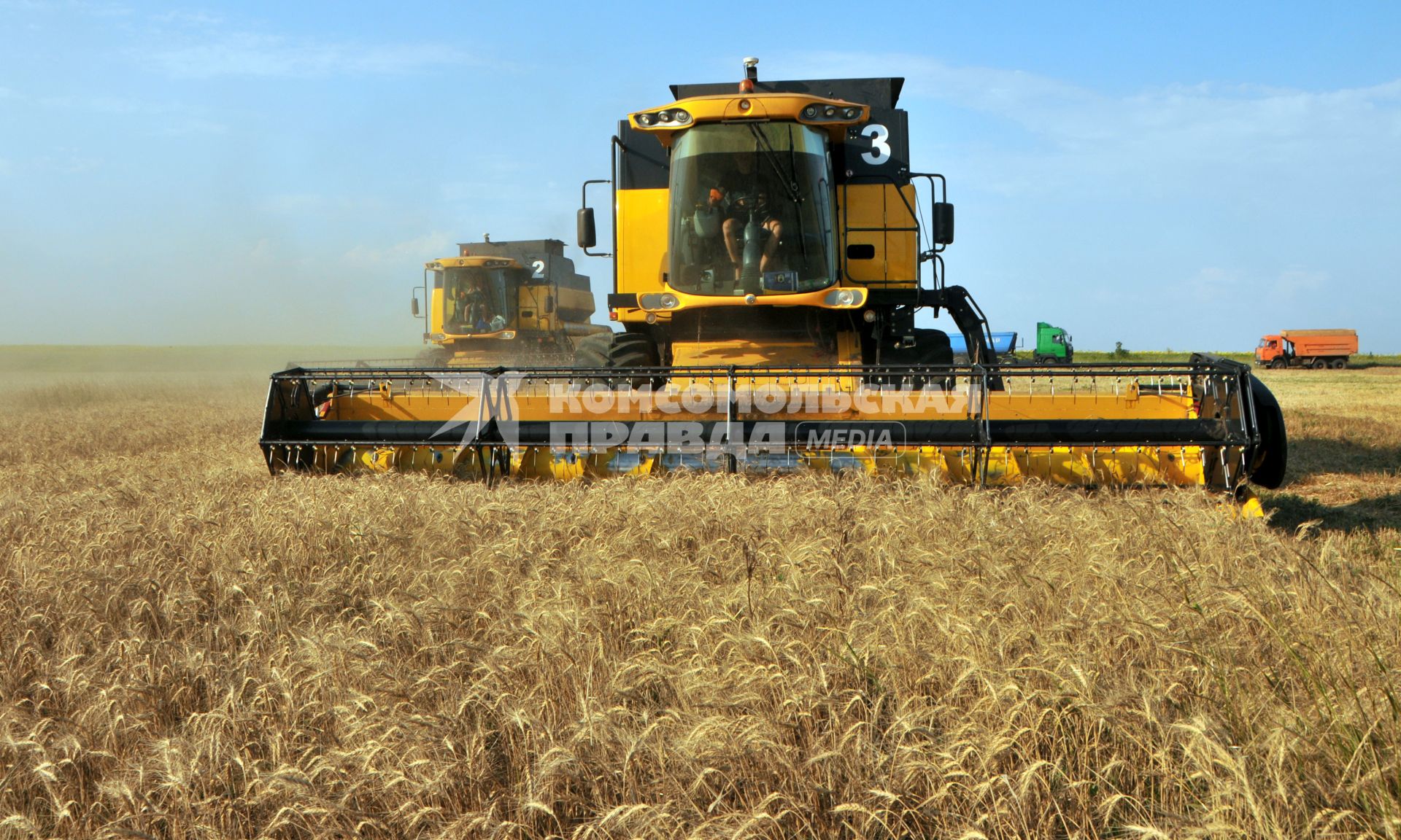 Уборка урожая. Зерноуборочный комбайн `New Holland CS 6090`.