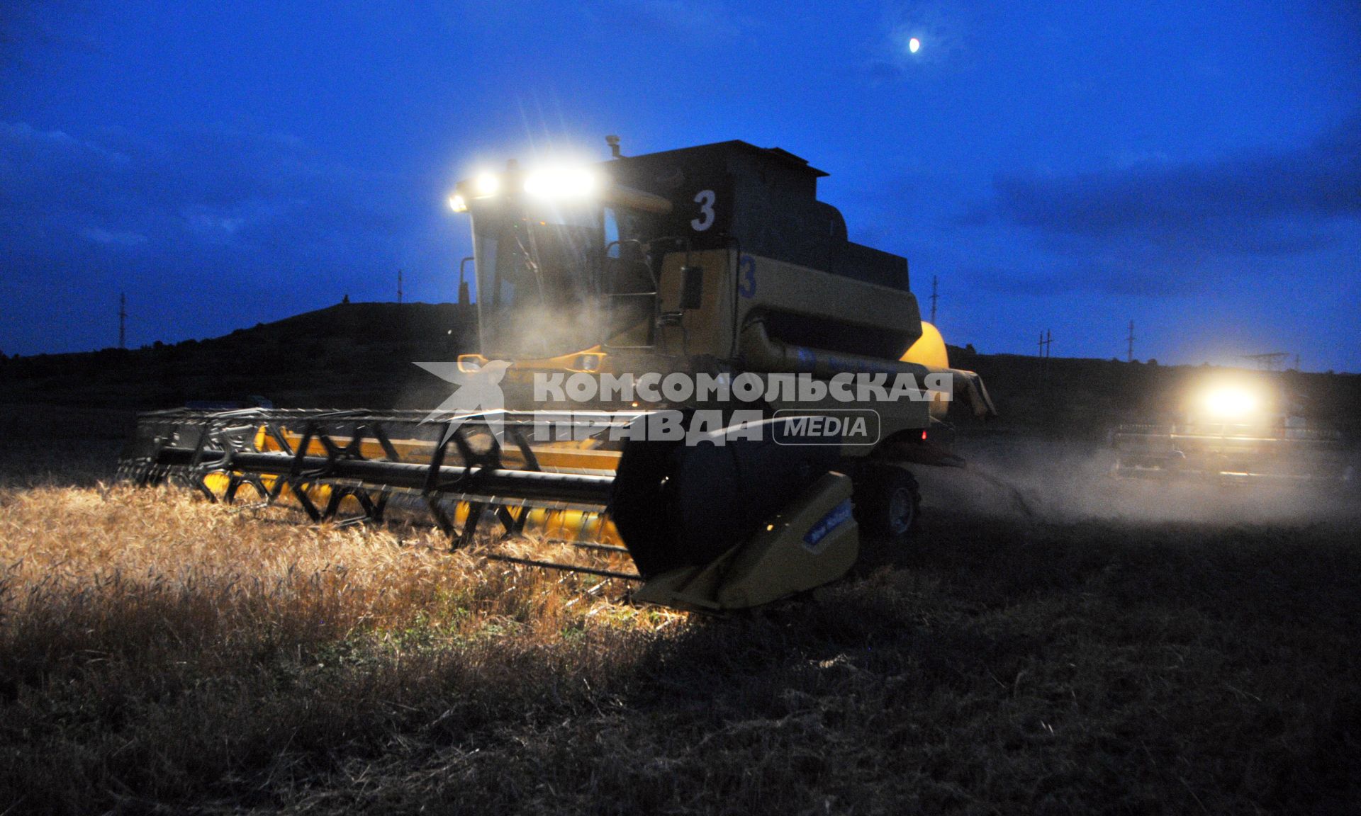 Уборка урожая. Зерноуборочный комбайн `New Holland CS 6090`.