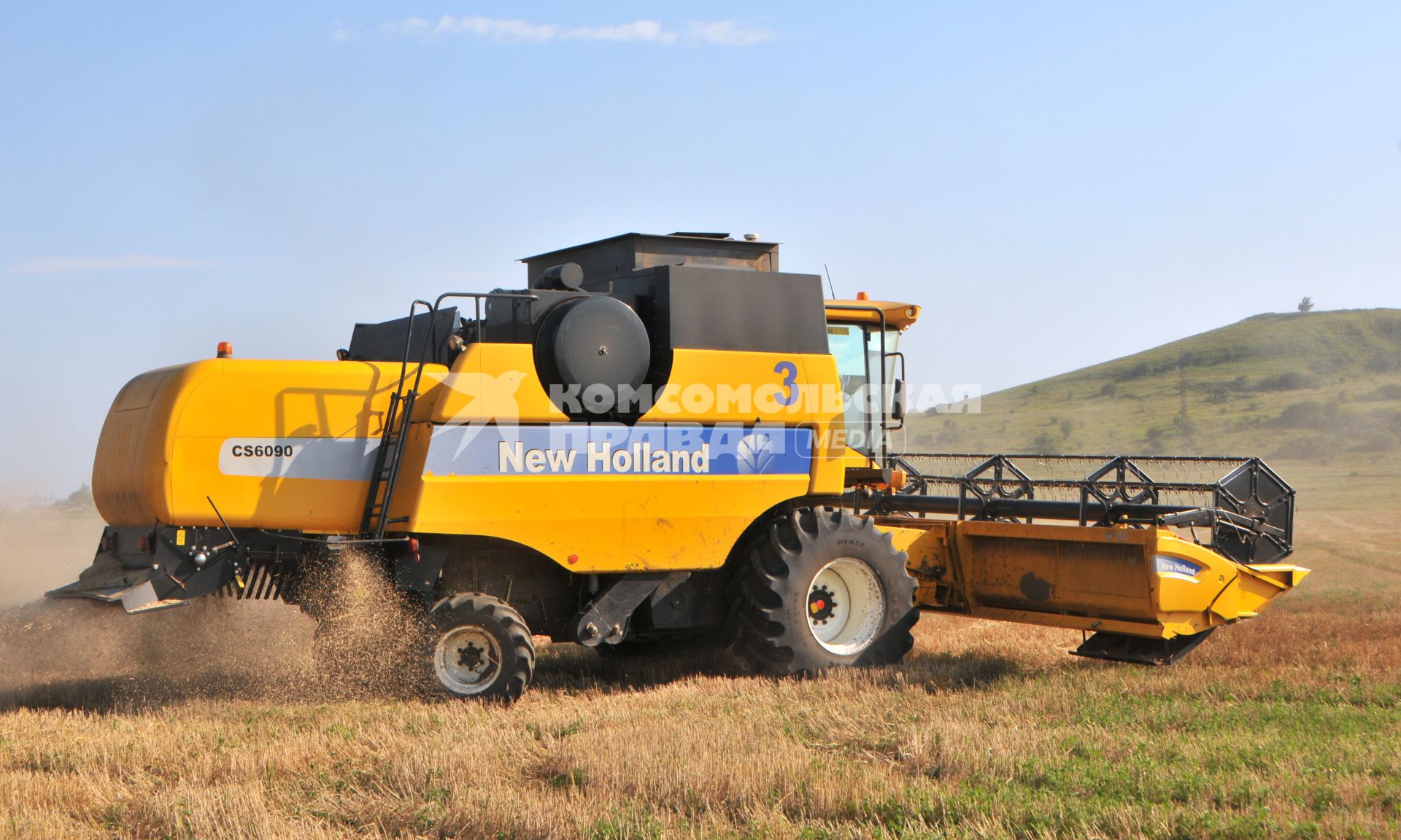 Уборка урожая. Зерноуборочный комбайн `New Holland CS 6090`.