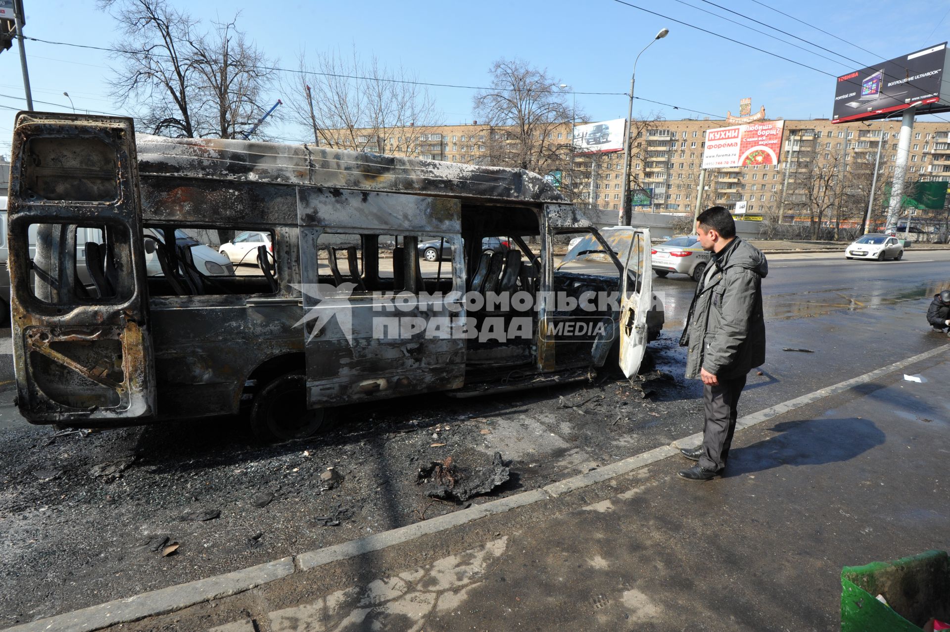 Савеловский вокзал. Возгорание маршрутного микроавтобуса. Пассажиров в салоне в момент пожара не было, водителю удалось вовремя выбраться наружу. На снимке: место происшествия.