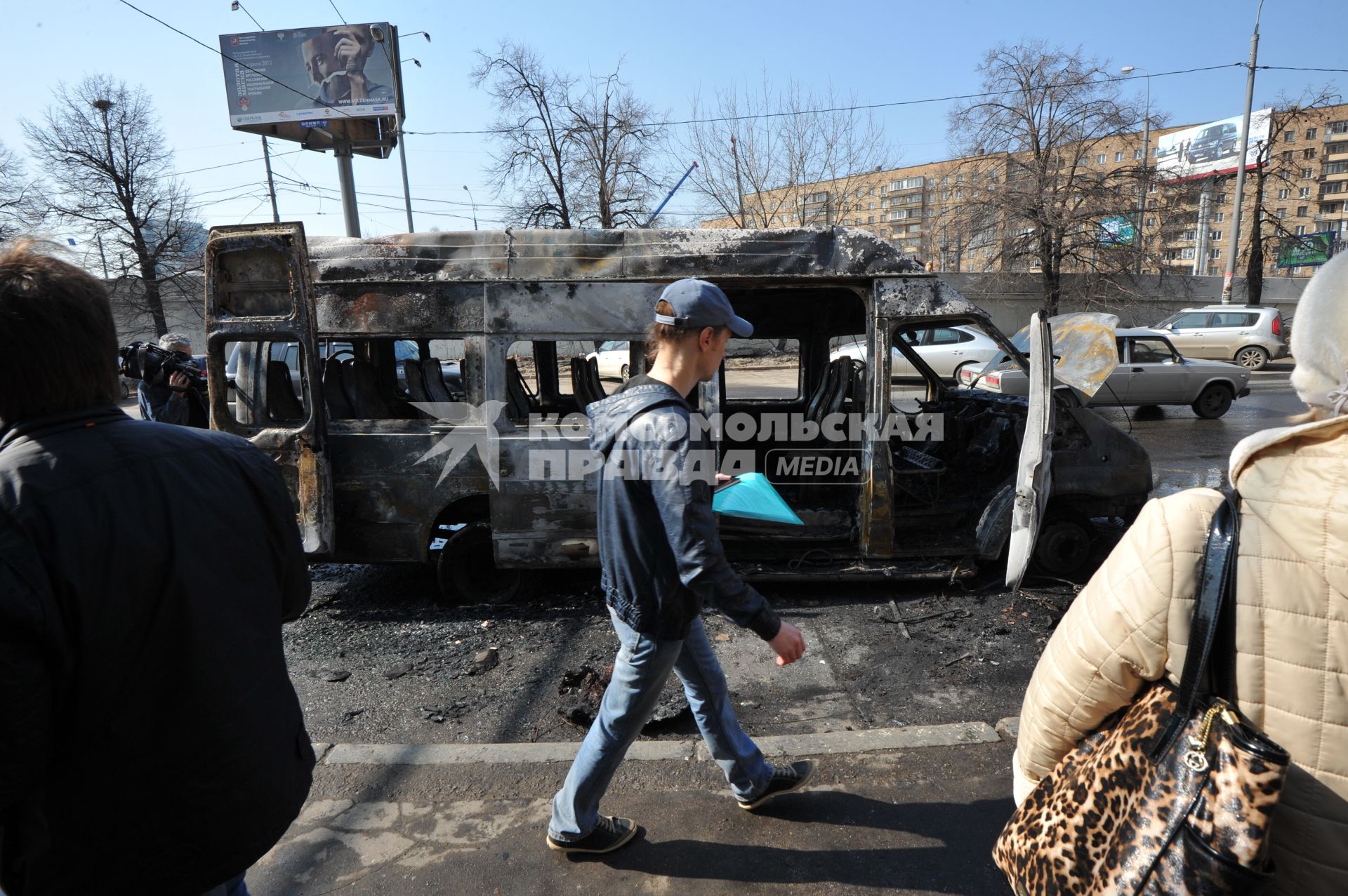 Савеловский вокзал. Возгорание маршрутного микроавтобуса. Пассажиров в салоне в момент пожара не было, водителю удалось вовремя выбраться наружу. На снимке: место происшествия.