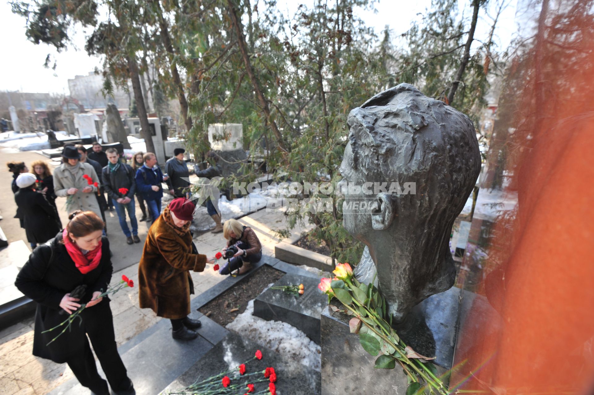 120-летие поэта Владимира Маяковского. Новодевичье кладбище. Возложение цветов на могилу В. Маяковского.