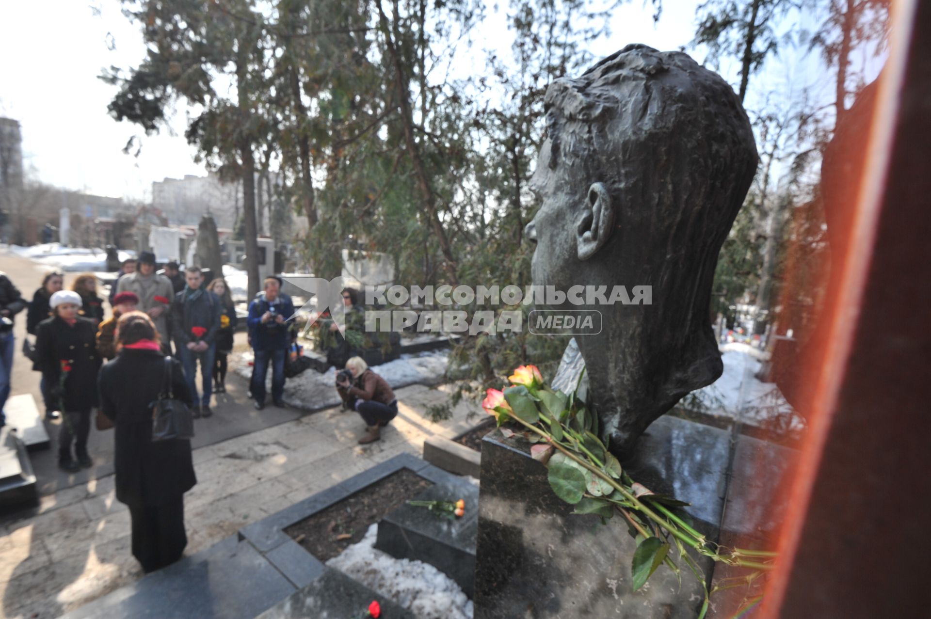 120-летие поэта Владимира Маяковского. Новодевичье кладбище. Возложение цветов на могилу В. Маяковского.