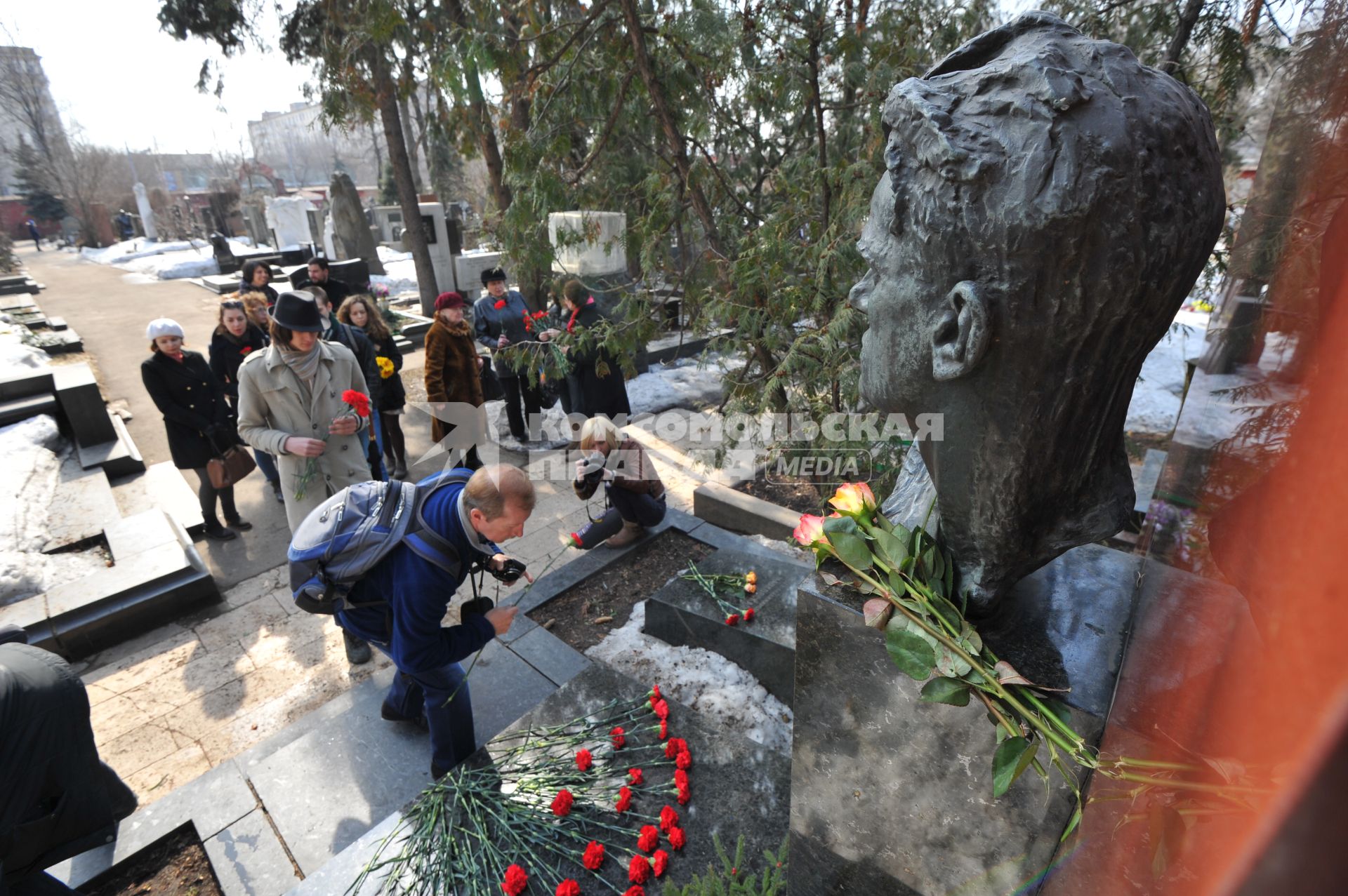 120-летие поэта Владимира Маяковского. Новодевичье кладбище. Возложение цветов на могилу В. Маяковского.