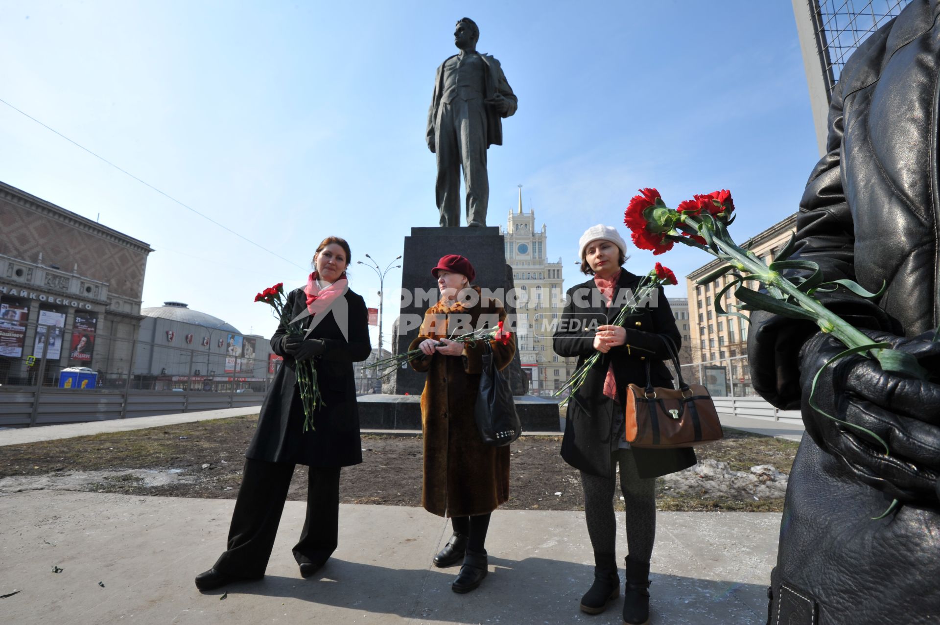 120-летие поэта Владимира Маяковского. Триумфальная площадь.  Памятник Владимиру Маяковскому. На снимке: возложение цветов.