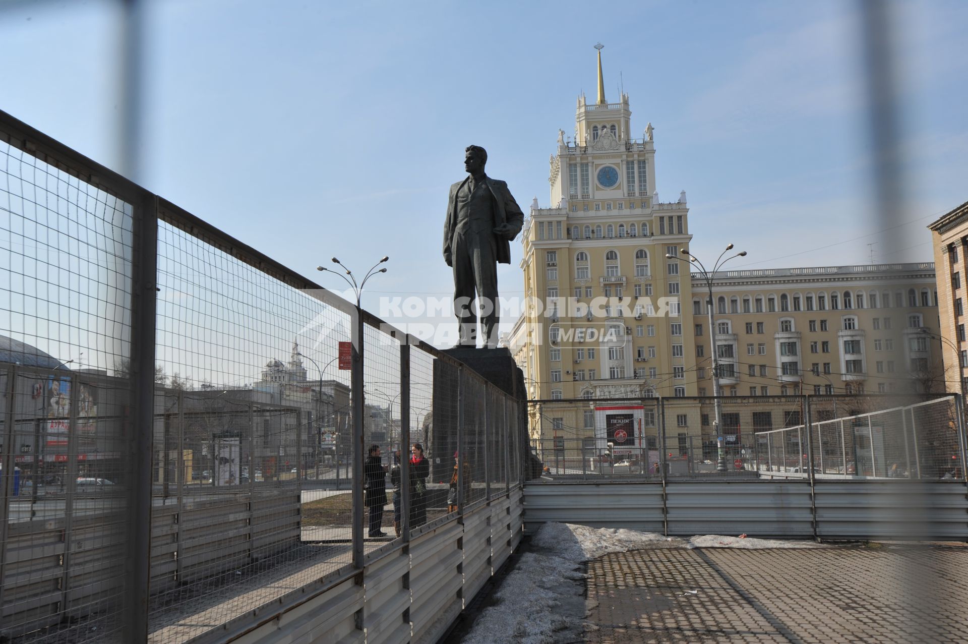 120-летие поэта Владимира Маяковского. Триумфальная площадь.  Памятник Владимиру Маяковскому.