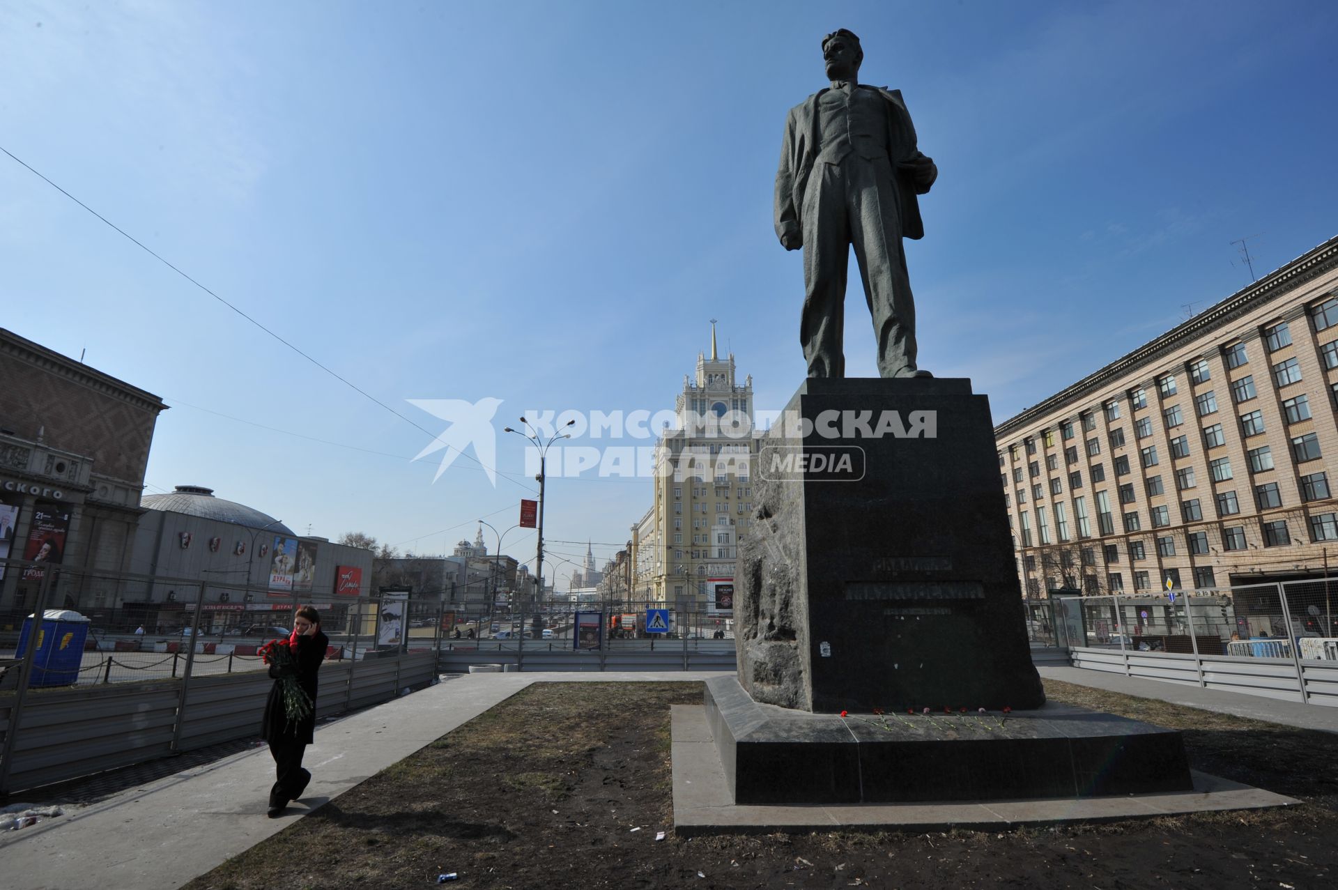 120-летие поэта Владимира Маяковского. Триумфальная площадь.  Памятник Владимиру Маяковскому.