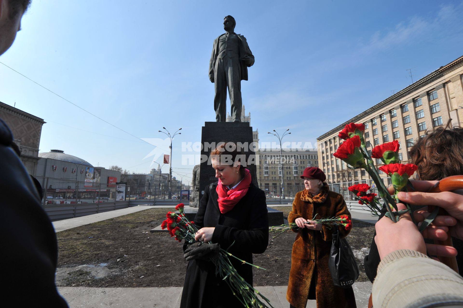 120-летие поэта Владимира Маяковского. Триумфальная площадь.  Памятник Владимиру Маяковскому. На снимке: возложение цветов.