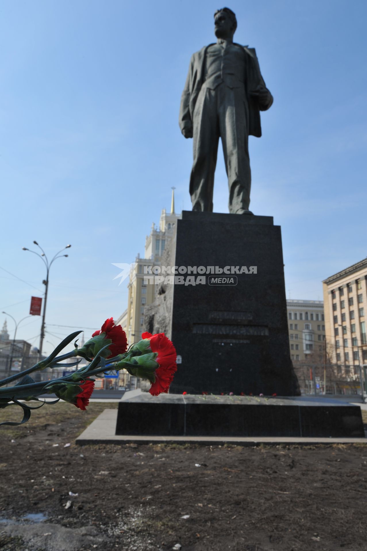 120-летие поэта Владимира Маяковского. Триумфальная площадь.  Памятник Владимиру Маяковскому. На снимке: возложение цветов.