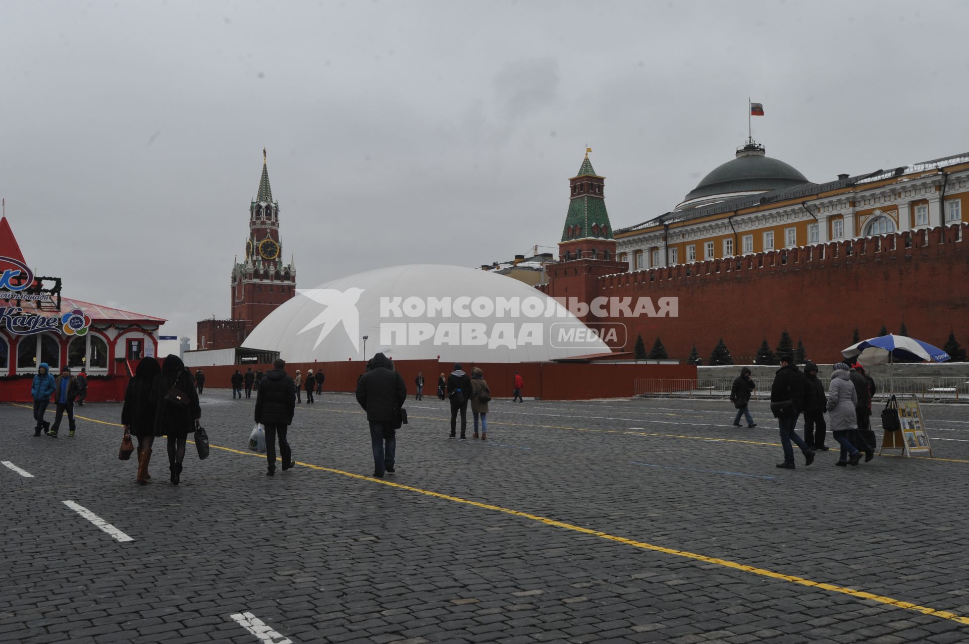 Красная площадь. На снимке: мавзолей Ленина, закрытый на реконструкцию.