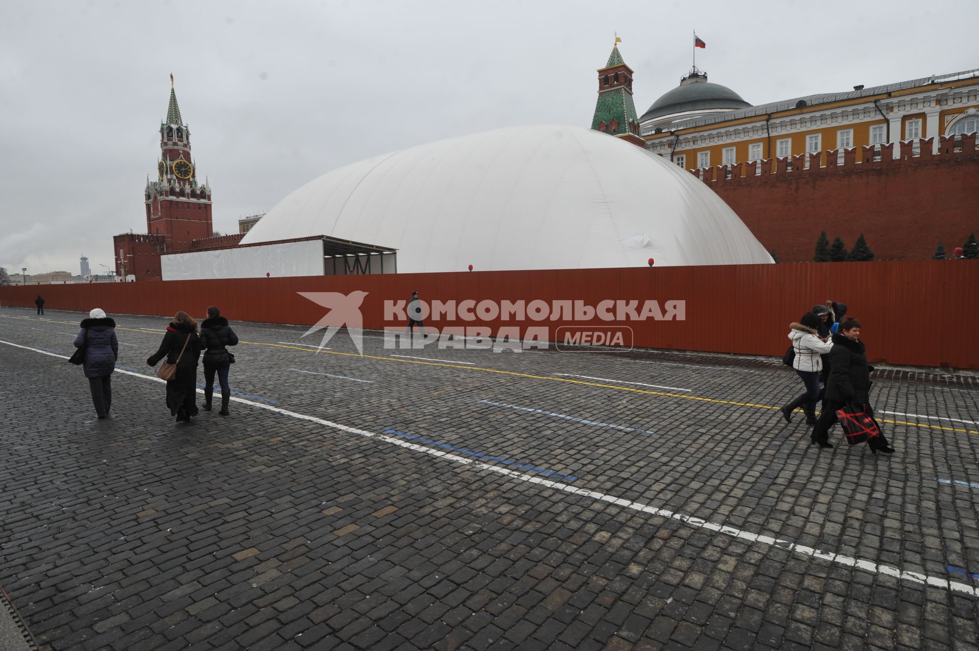 Красная площадь. На снимке: мавзолей Ленина, закрытый на реконструкцию.