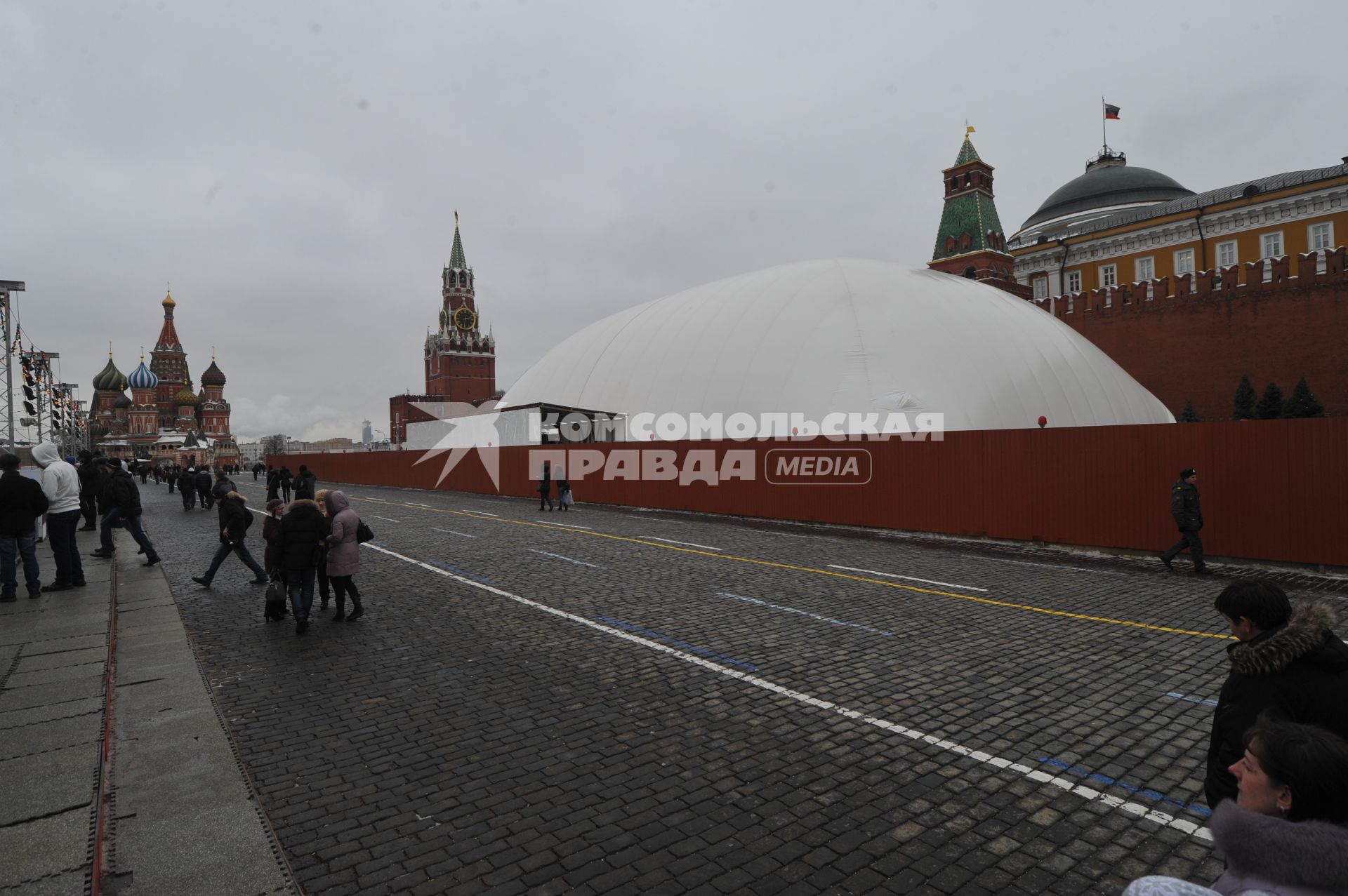 Красная площадь. На снимке: мавзолей Ленина, закрытый на реконструкцию.