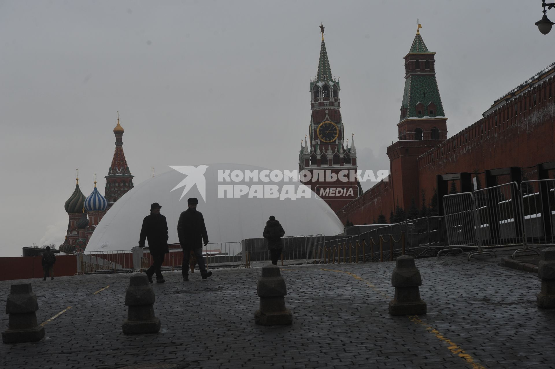 Красная площадь. На снимке: мавзолей Ленина, закрытый на реконструкцию.