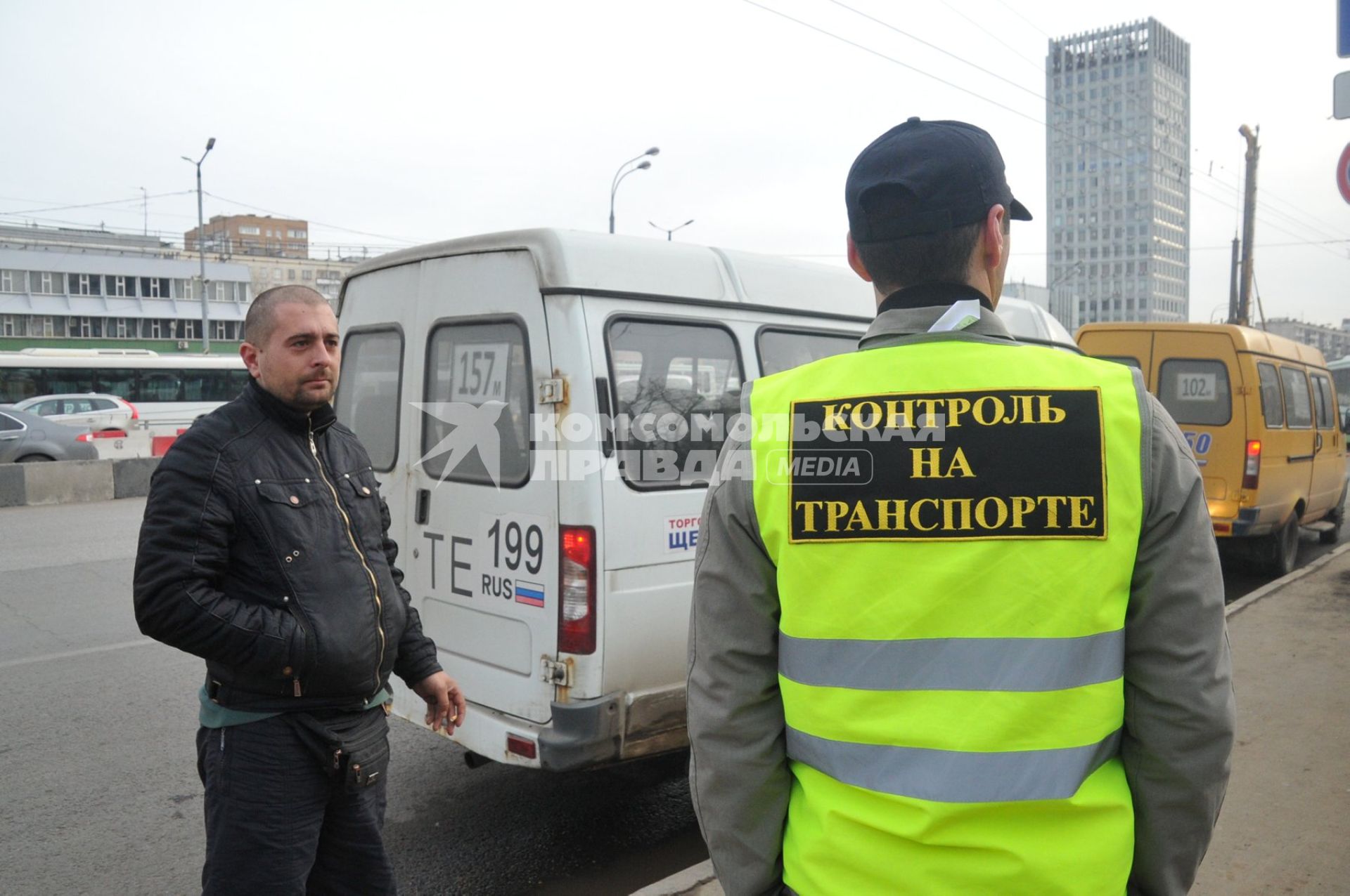 Сотрудники Госавтоинспекции совместно с ФМС провели рейд по выявлению незаконных маршрутных такси. На снимке: мужчина в жилете с надписью `Контроль на транспорте`