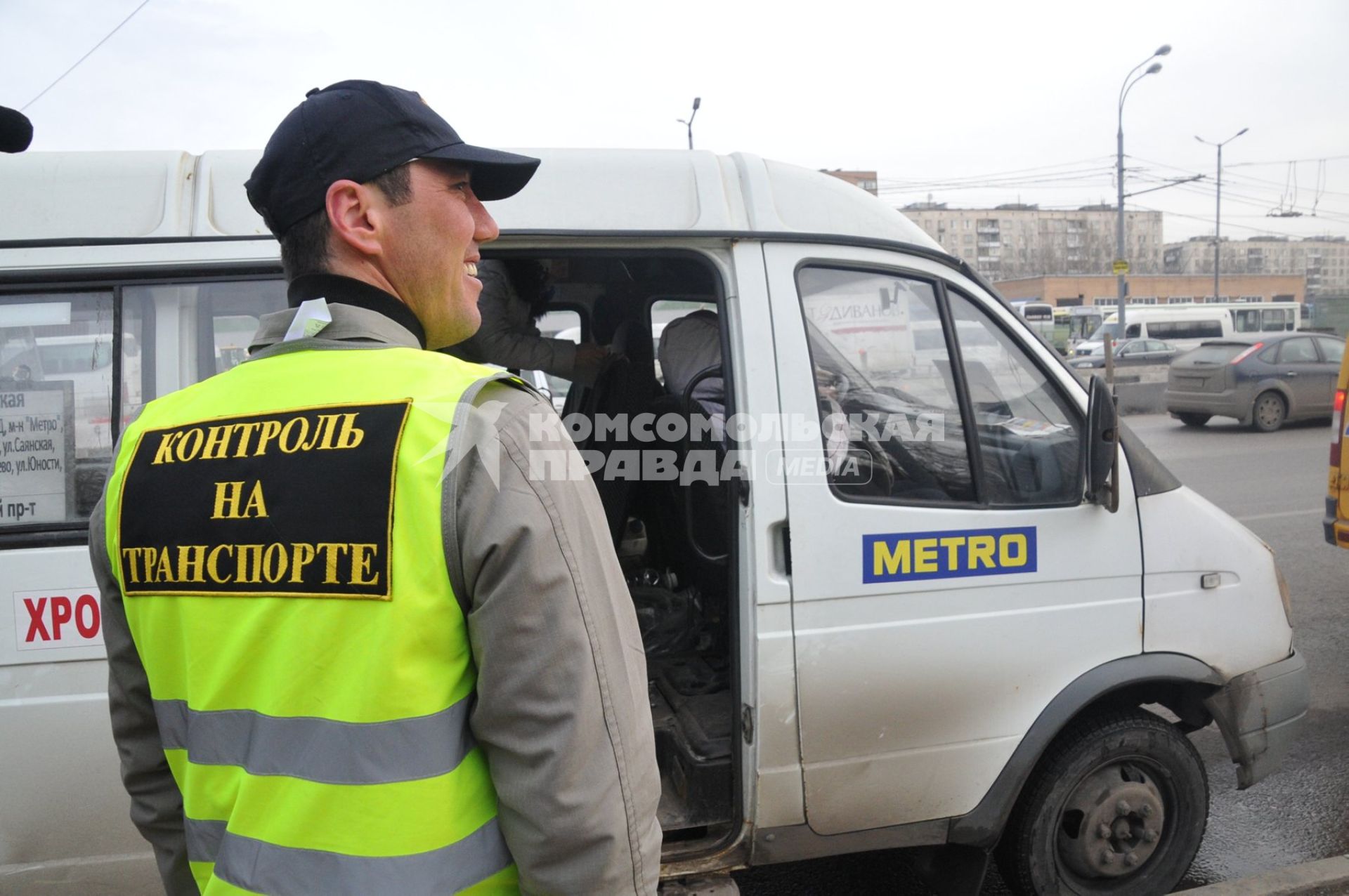 Сотрудники Госавтоинспекции совместно с ФМС провели рейд по выявлению незаконных маршрутных такси. На снимке: мужчина в жилете с надписью `Контроль на транспорте`