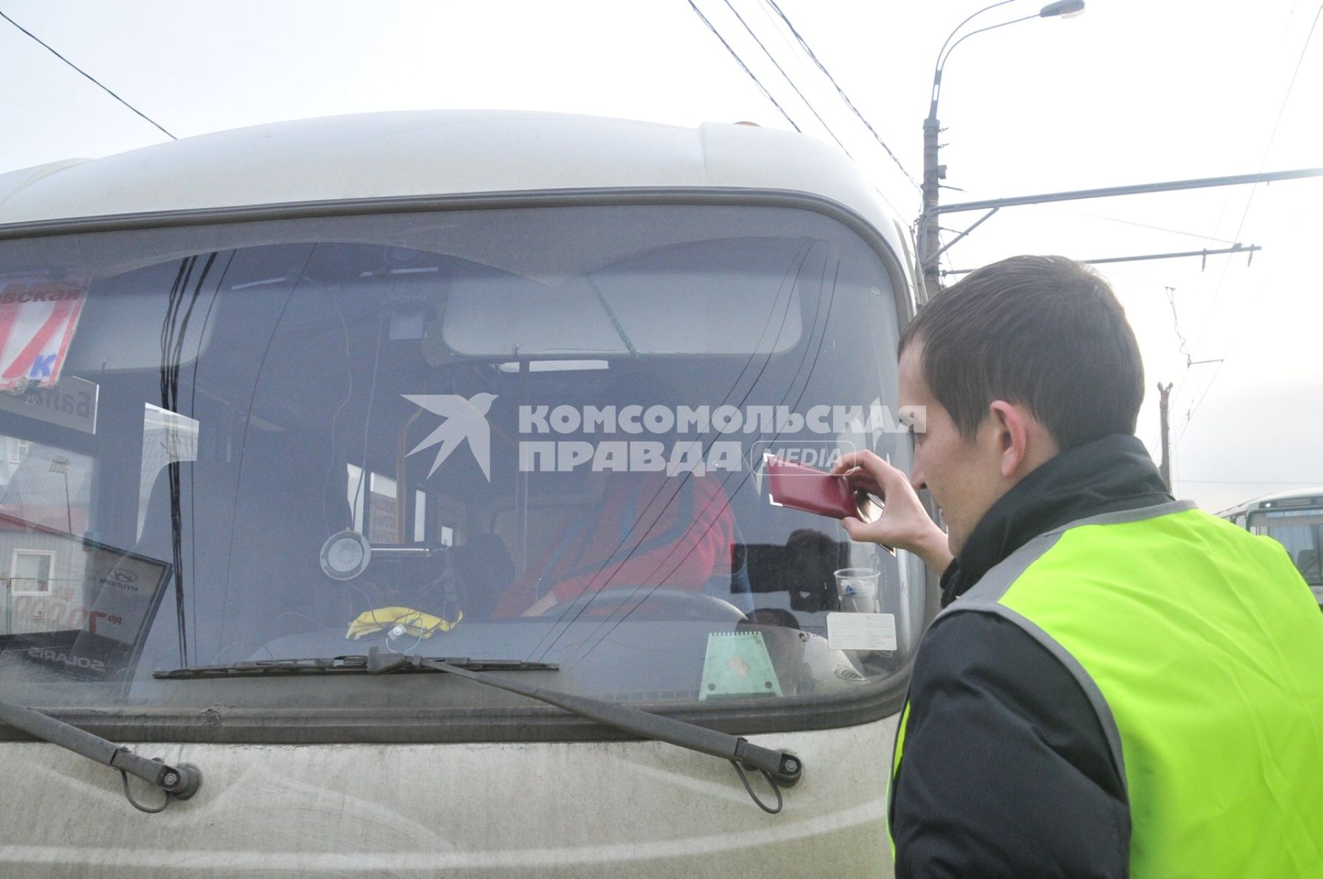 Сотрудники Госавтоинспекции совместно с ФМС провели рейд по выявлению незаконных маршрутных такси.
