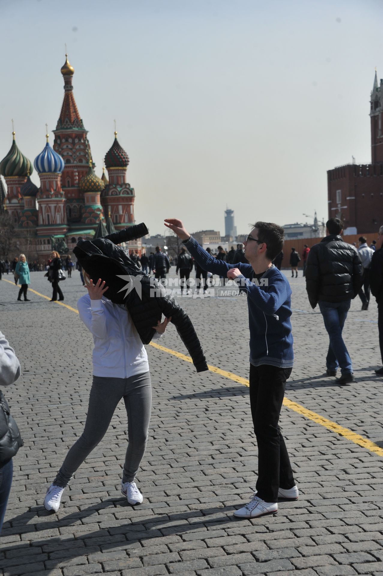 Молодые люди на Красной площади.