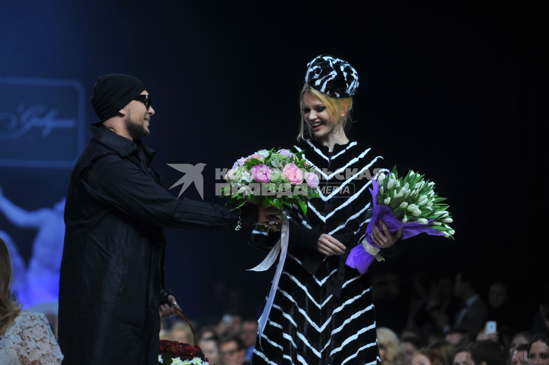 Гостиный двор. Неделя моды в Москве `Volvo Moscow Fashion Week`. Показ коллекции Igor Gulyaev.  На снимке: модельер Игорь Гуляев и модель Елена Кулецкая.