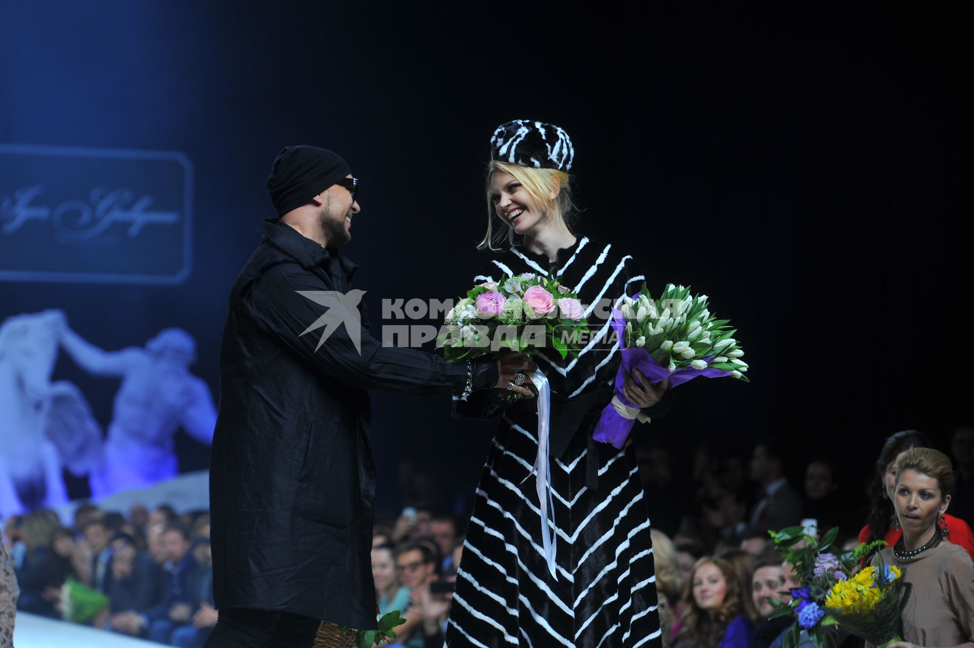 Гостиный двор. Неделя моды в Москве `Volvo Moscow Fashion Week`. Показ коллекции Igor Gulyaev.  На снимке: модельер Игорь Гуляев и модель Елена Кулецкая.