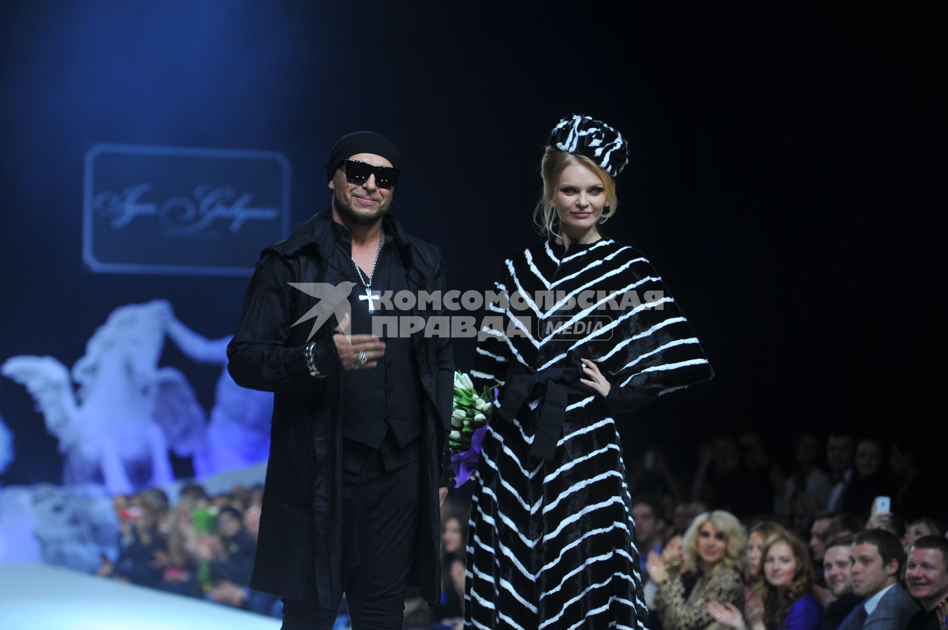 Гостиный двор. Неделя моды в Москве `Volvo Moscow Fashion Week`. Показ коллекции Igor Gulyaev.  На снимке: модельер Игорь Гуляев и модель Елена Кулецкая.