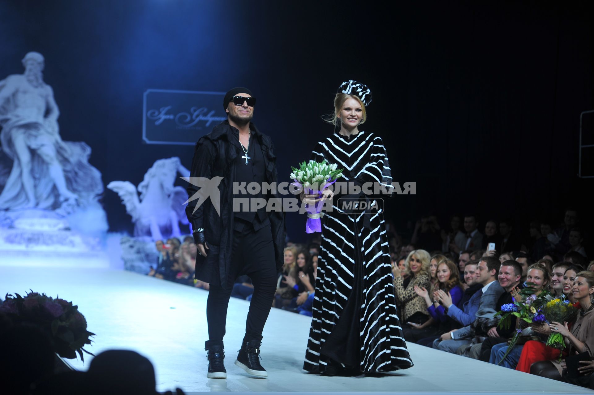 Гостиный двор. Неделя моды в Москве `Volvo Moscow Fashion Week`. Показ коллекции Igor Gulyaev.  На снимке: модельер Игорь Гуляев и модель Елена Кулецкая.