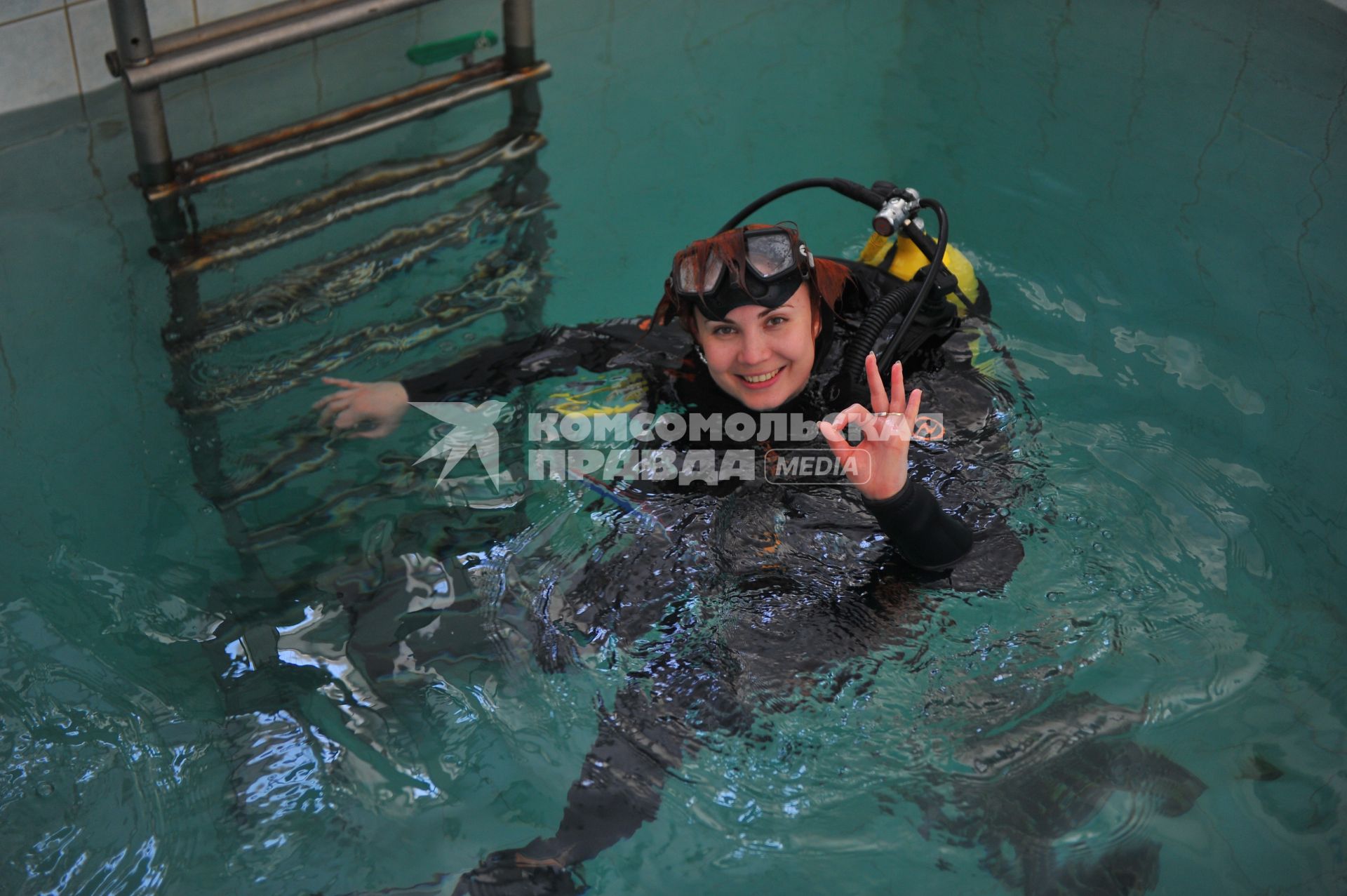 Дайв-клуб Aqua Lung. Подготовка к погружению. На снимке: аквалангистка в бассене.