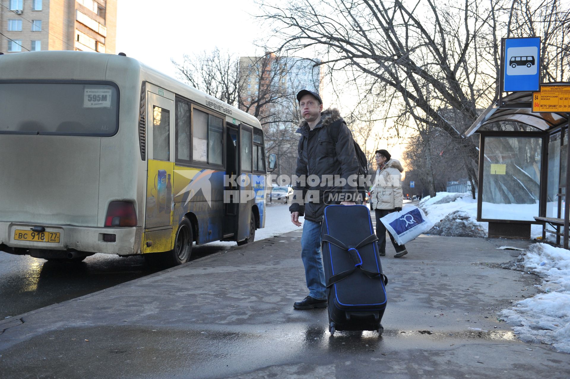 Пассажиры на автобусной остановке.