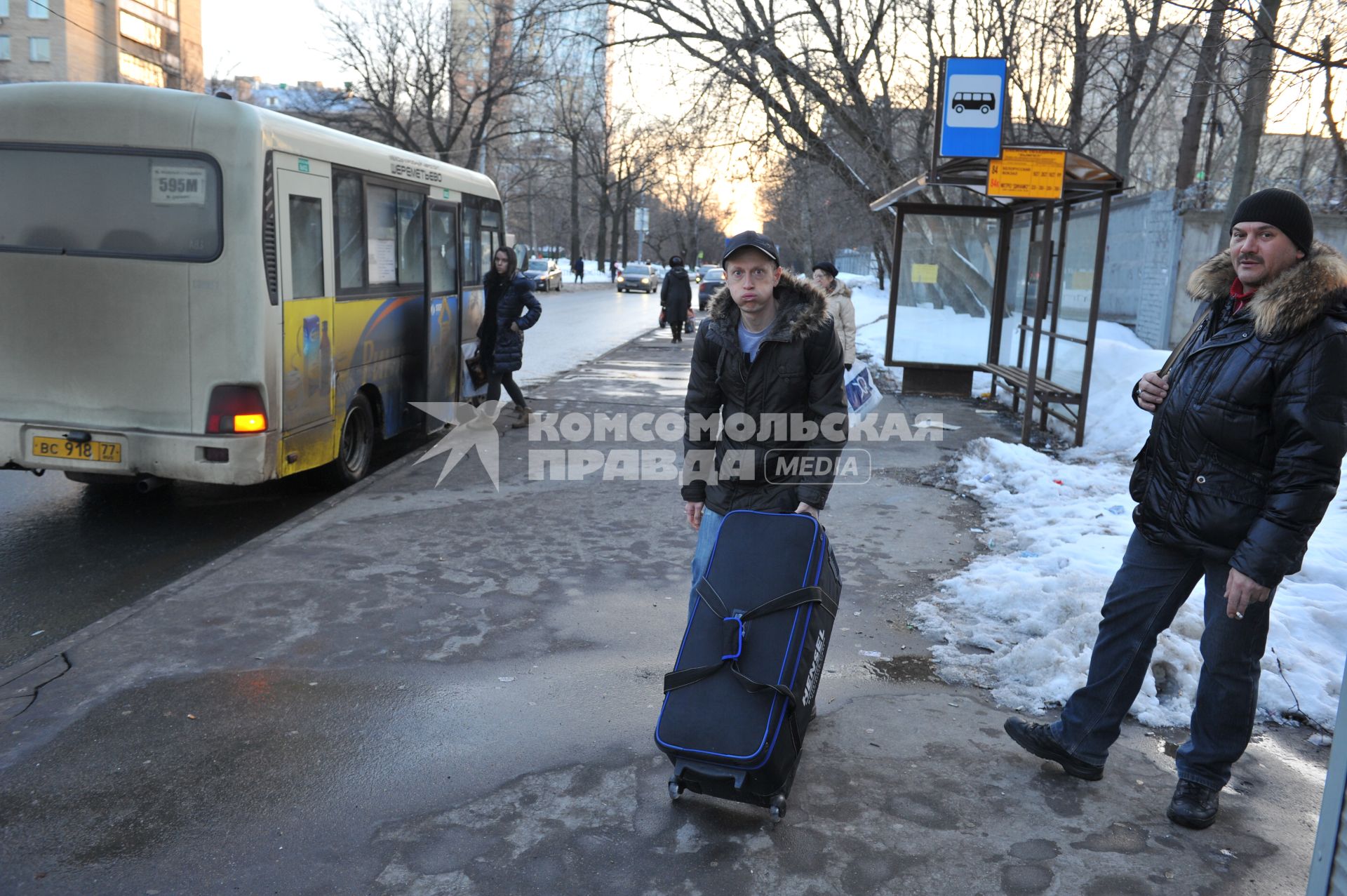 Пассажиры на автобусной остановке.