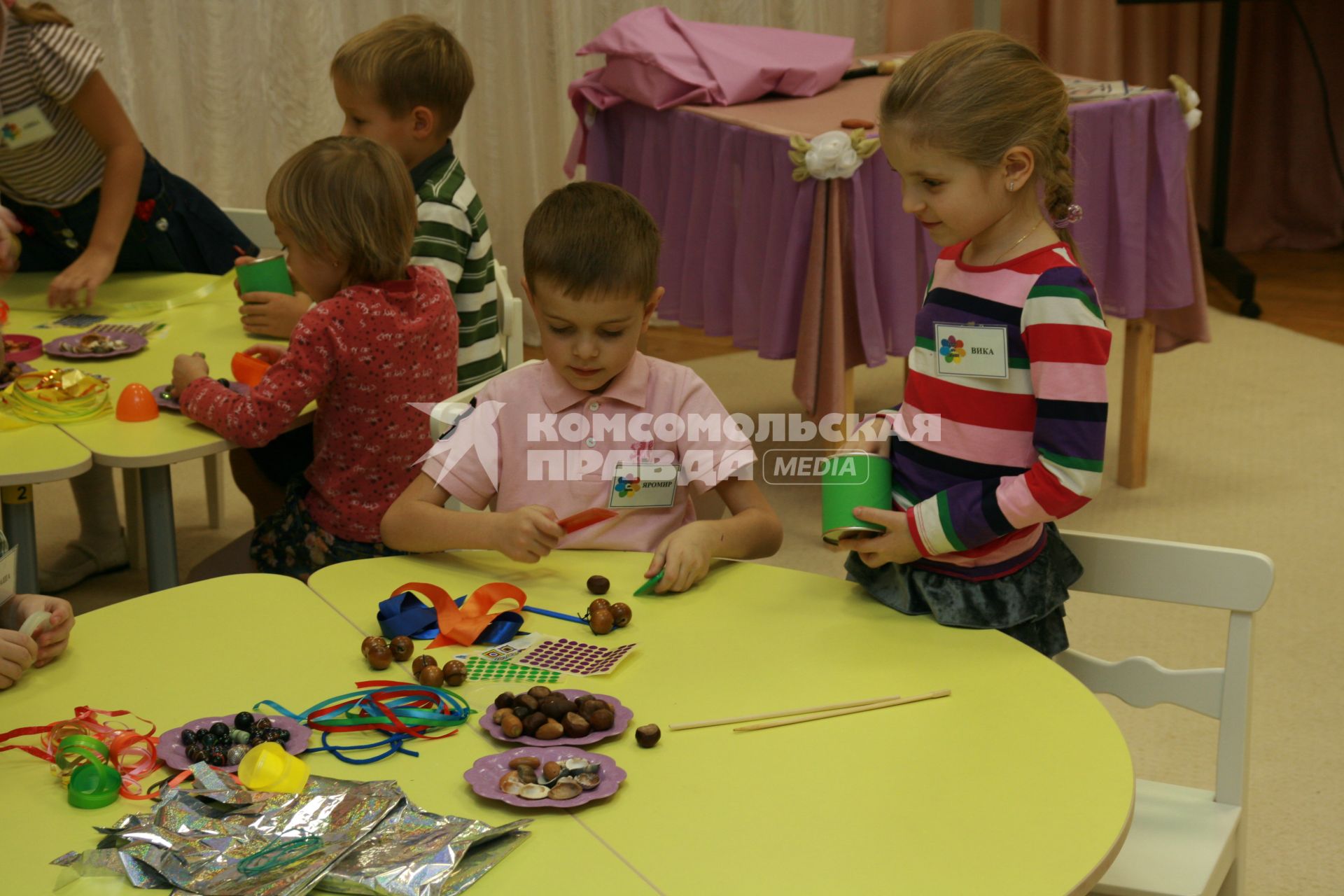 Детский сад. На снимке: дети занимаются рукоделием